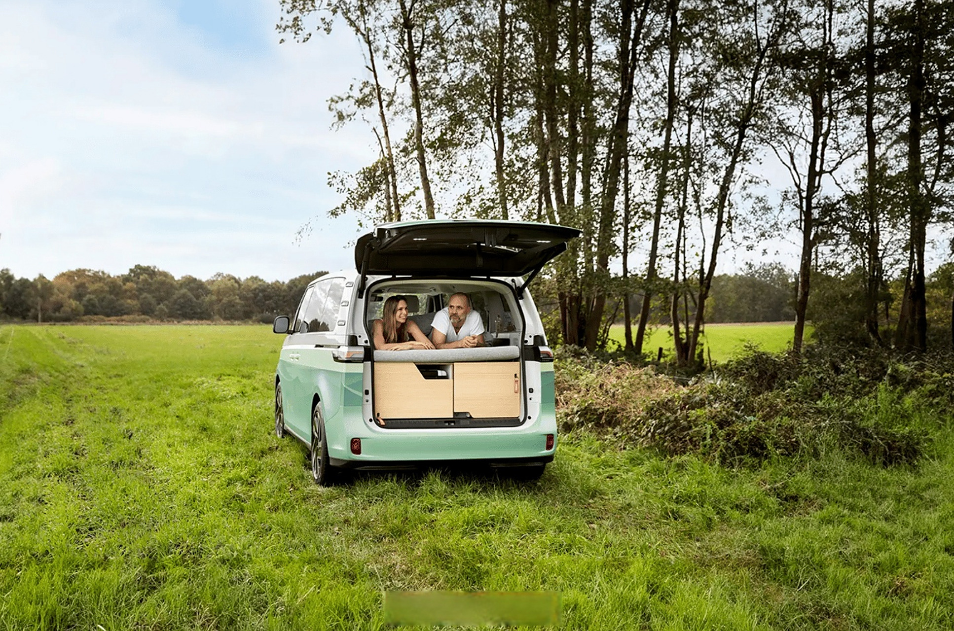 大众 id. buzz 电动露营车宽敞舒适,配备大床和灵活厨房.