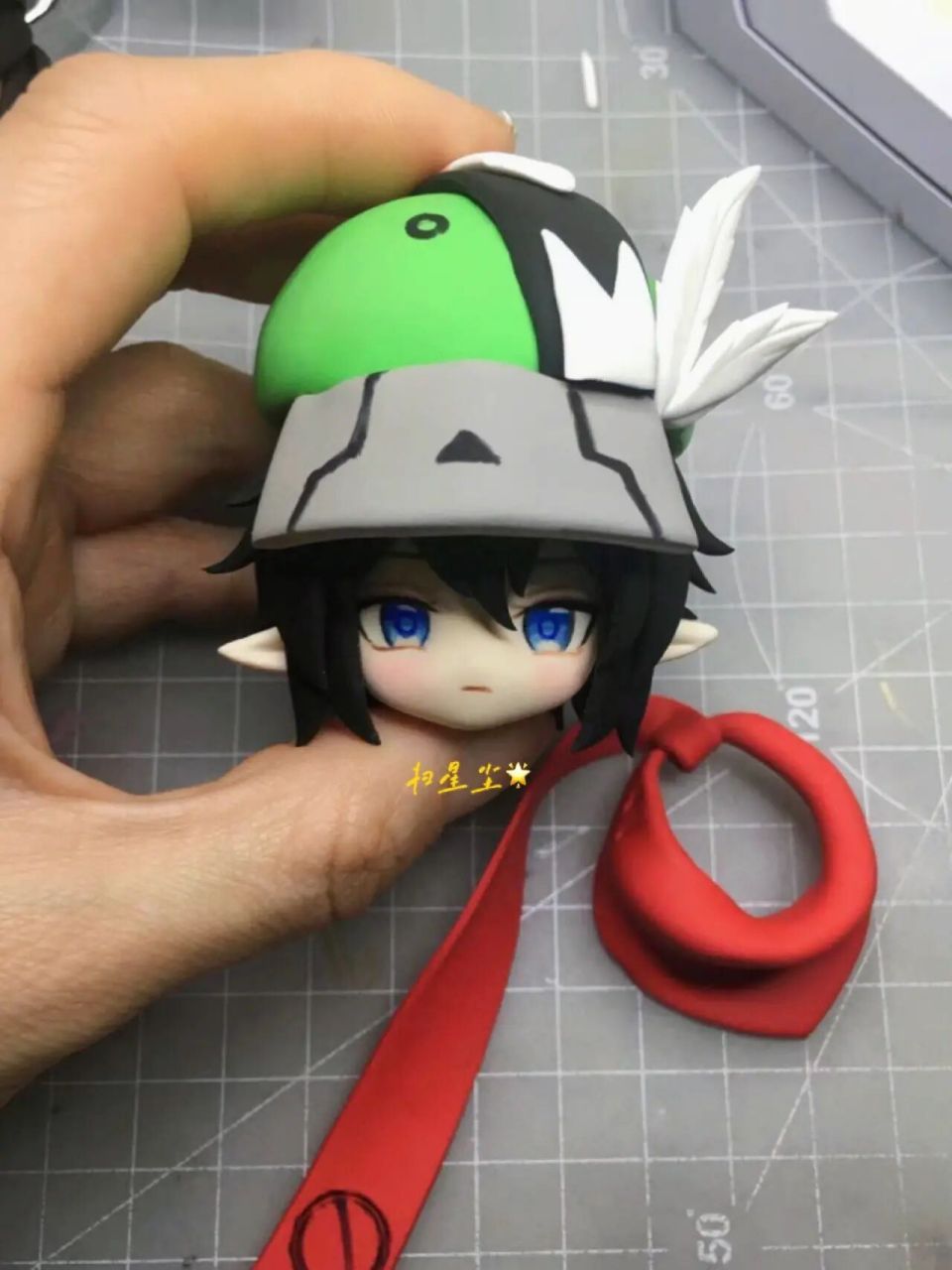 凹凸世界卡米尔2个都有呆毛都配了可拆磁帽         两个帽子做的比较