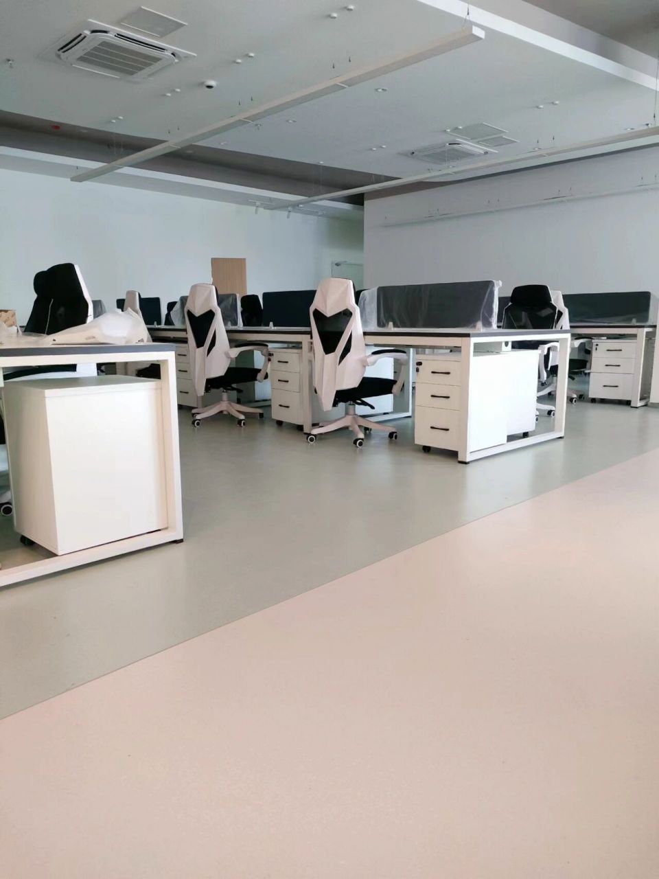 办公地面铺设pvc地板打造不一样的实尚空间  办公室装修铺设什么地板