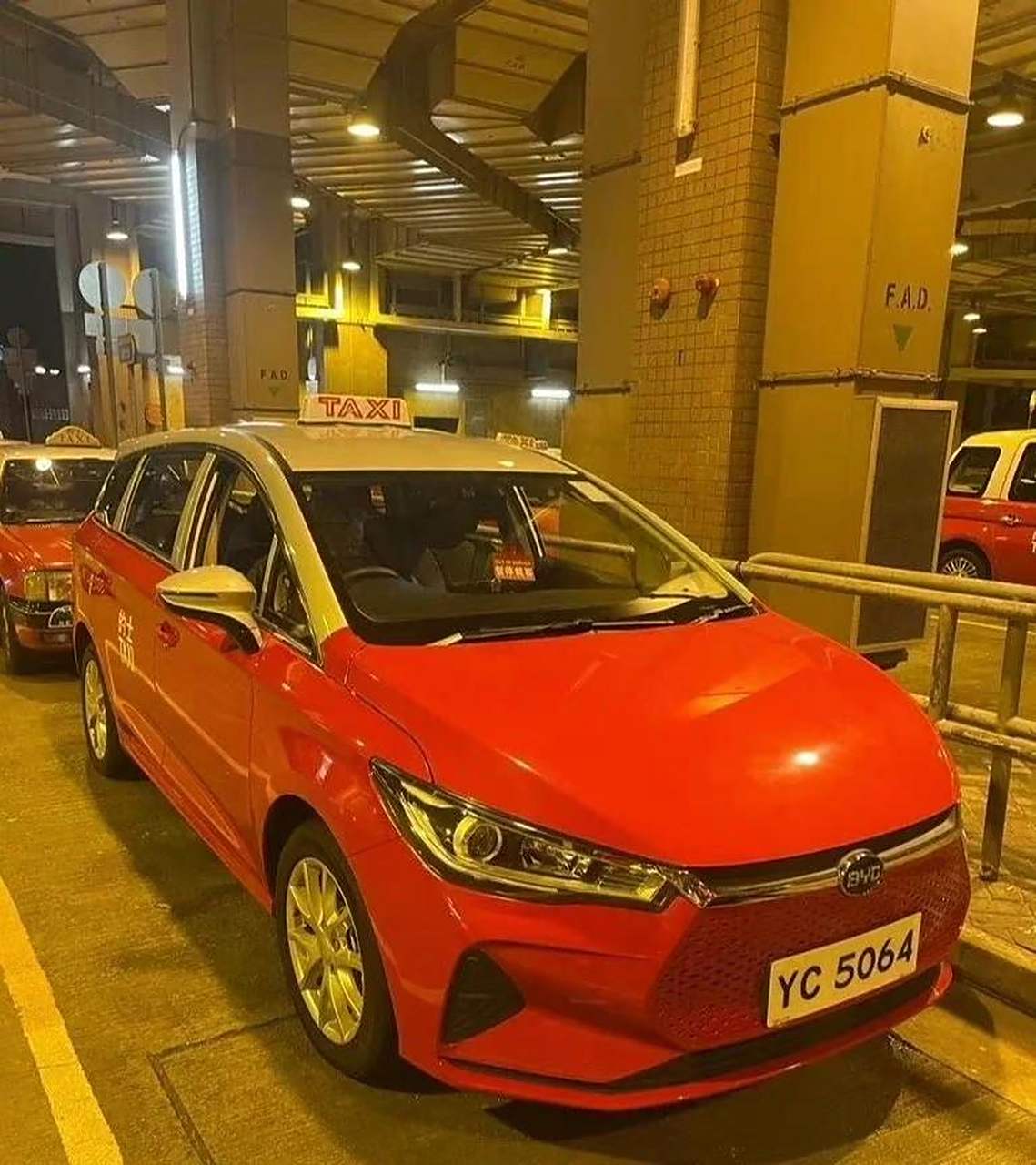 香港的士也开始换比亚迪电车了,这是纯电的宋max? 还是e6?