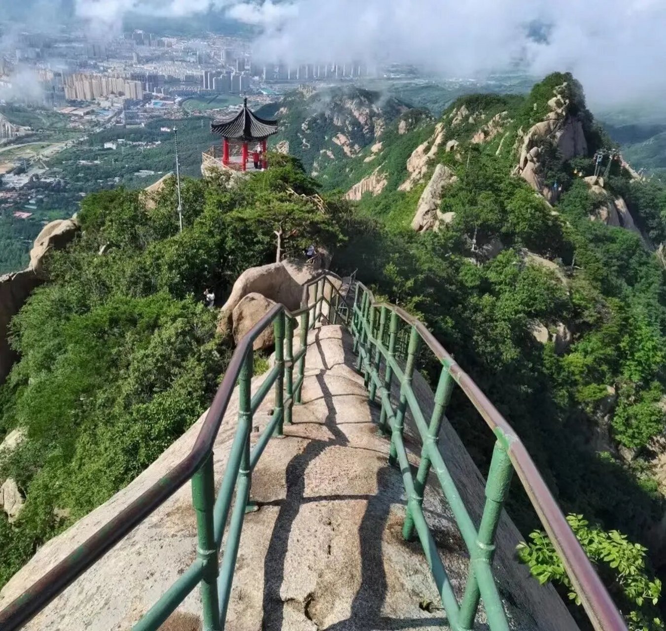 辽宁丹东凤凰山 凤凰山座落在辽宁省美丽富饶东部山区的凤城满族自治