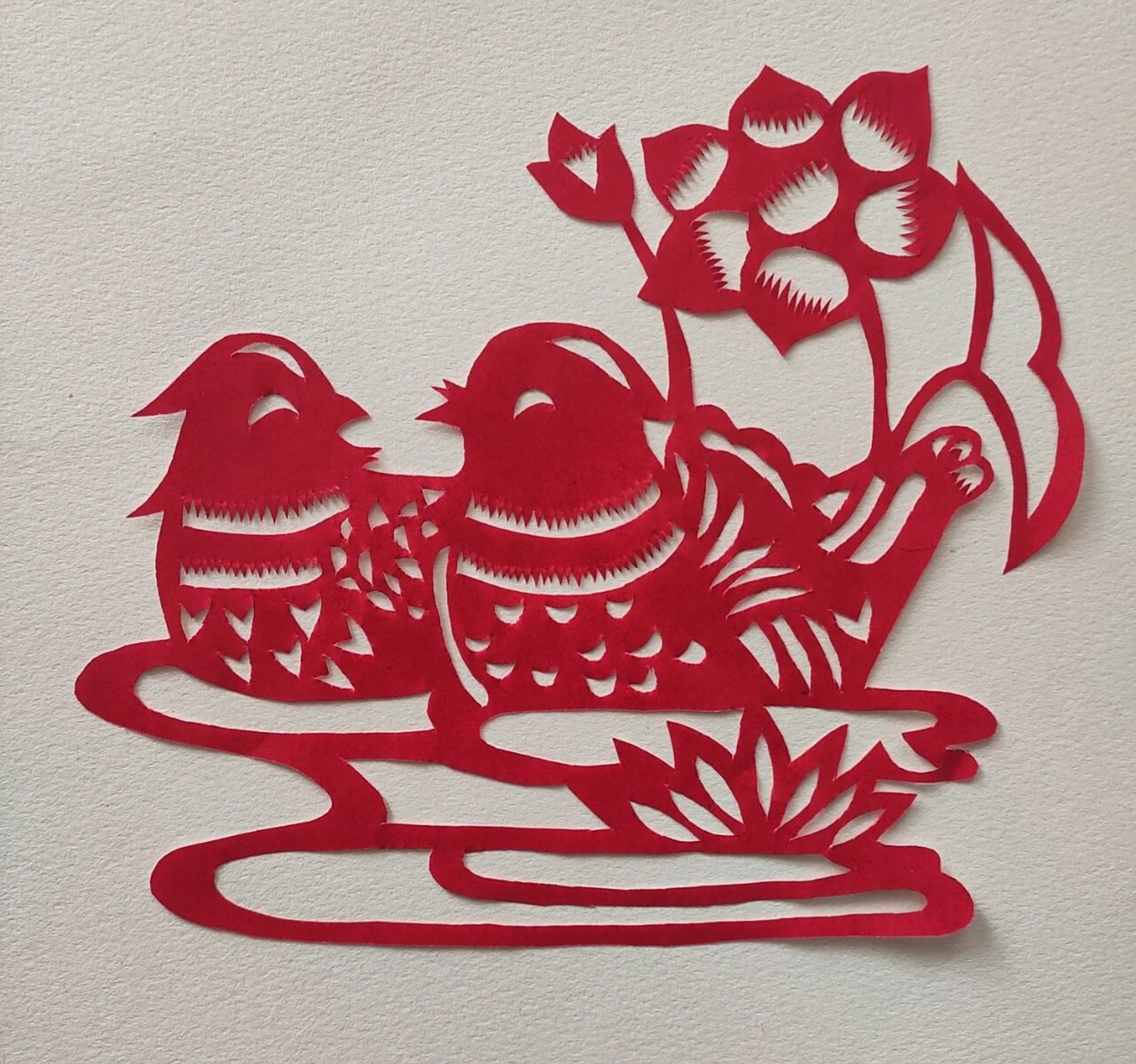 剪纸:鸳鸯戏水 鸳鸯象征着忠贞,永恒的爱情,它是相亲相爱不分离的表率