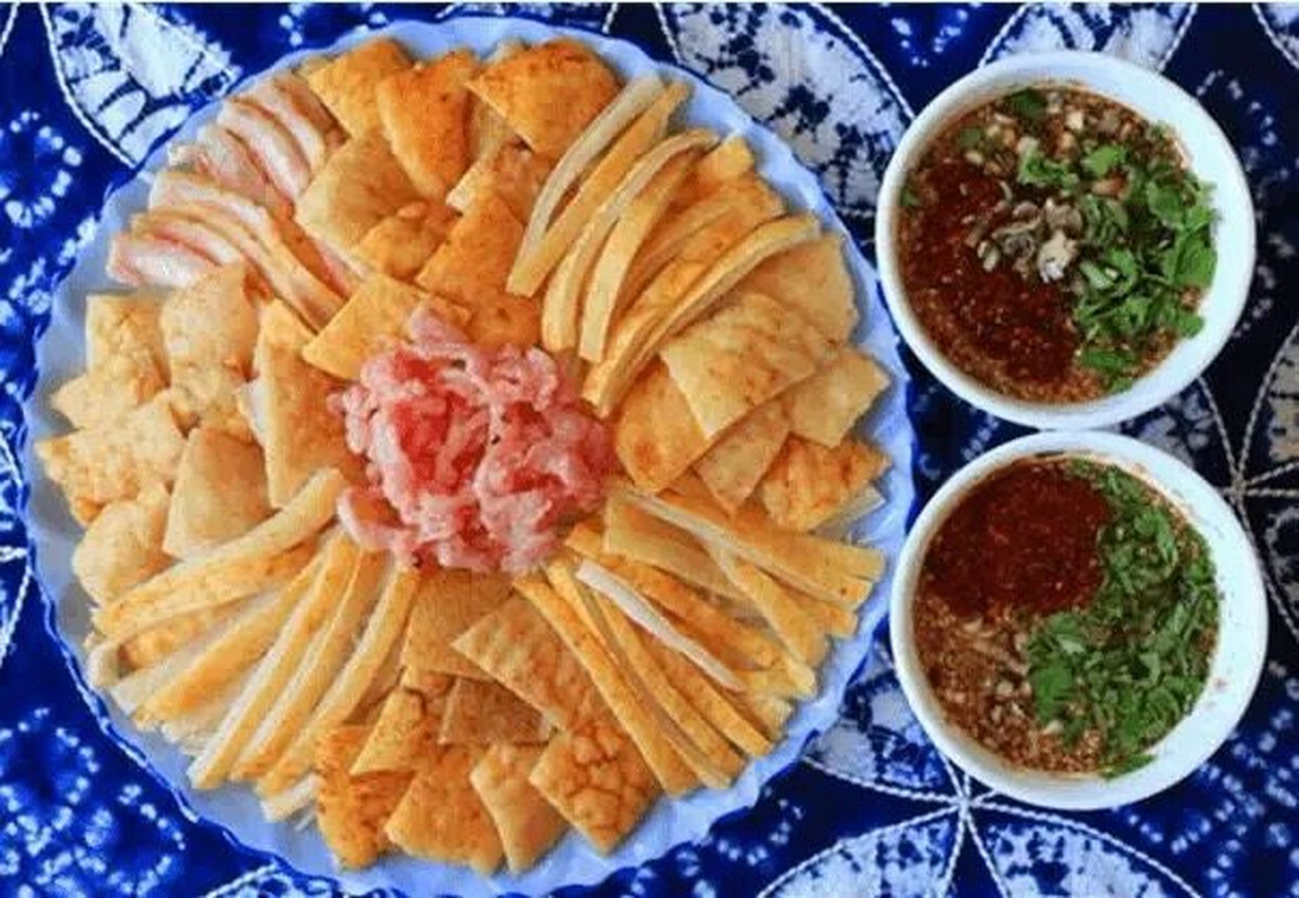 "血腥美食"大理白族生皮 白族生皮是大理一带的白族人民传统的待客