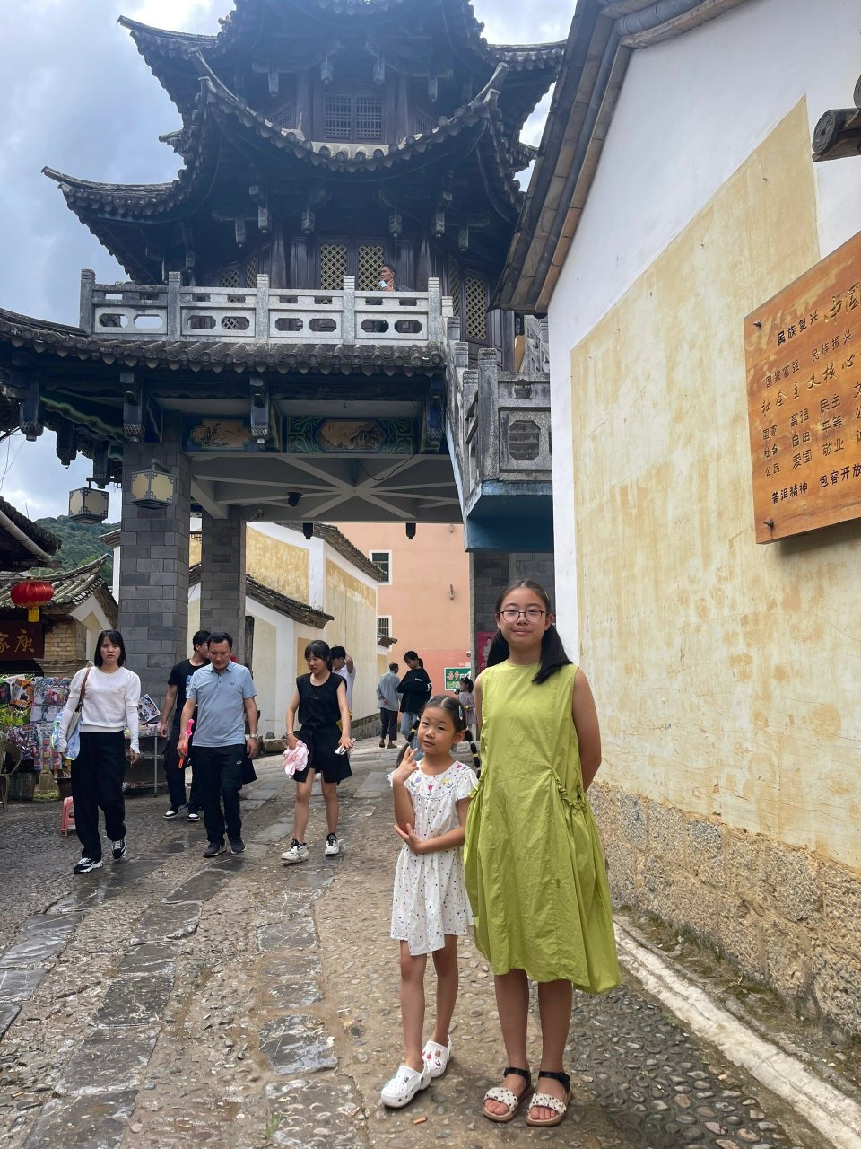 墨江碧溪古镇     	 来到墨江顺道碧溪古镇逛一趟,台湾歌手庾澄庆祖籍