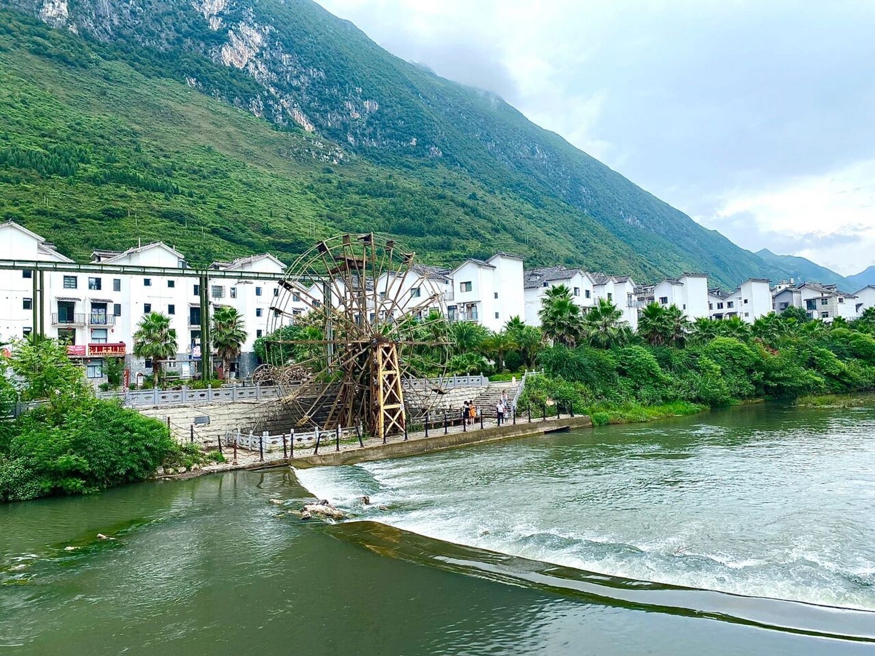 流水潺潺,水车悠悠 我们从六盘水市驱车30公里,便到了百车河景区,这里