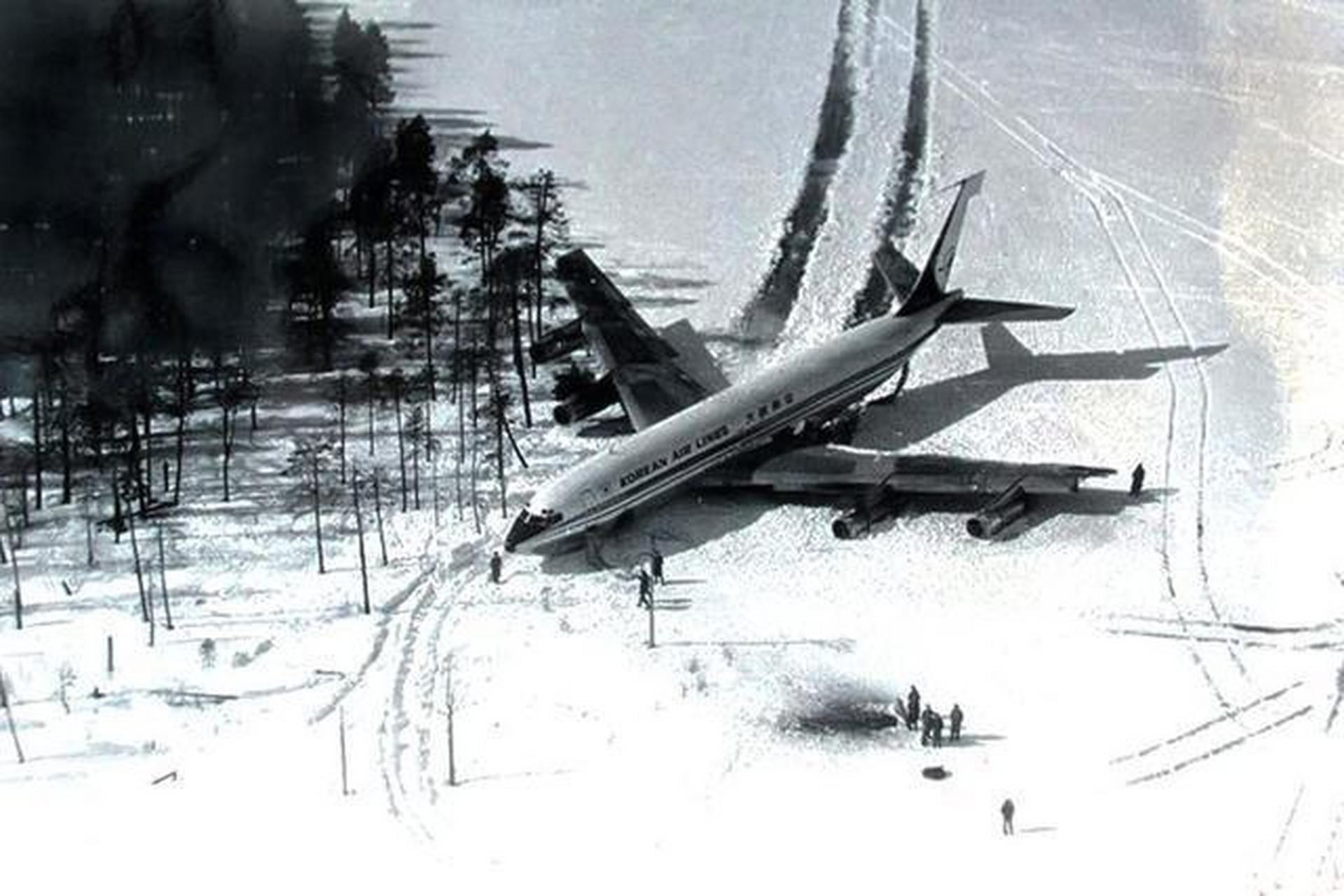 大韩航空902号班机进入苏联领空,结果被苏联战斗机发射导弹击落.