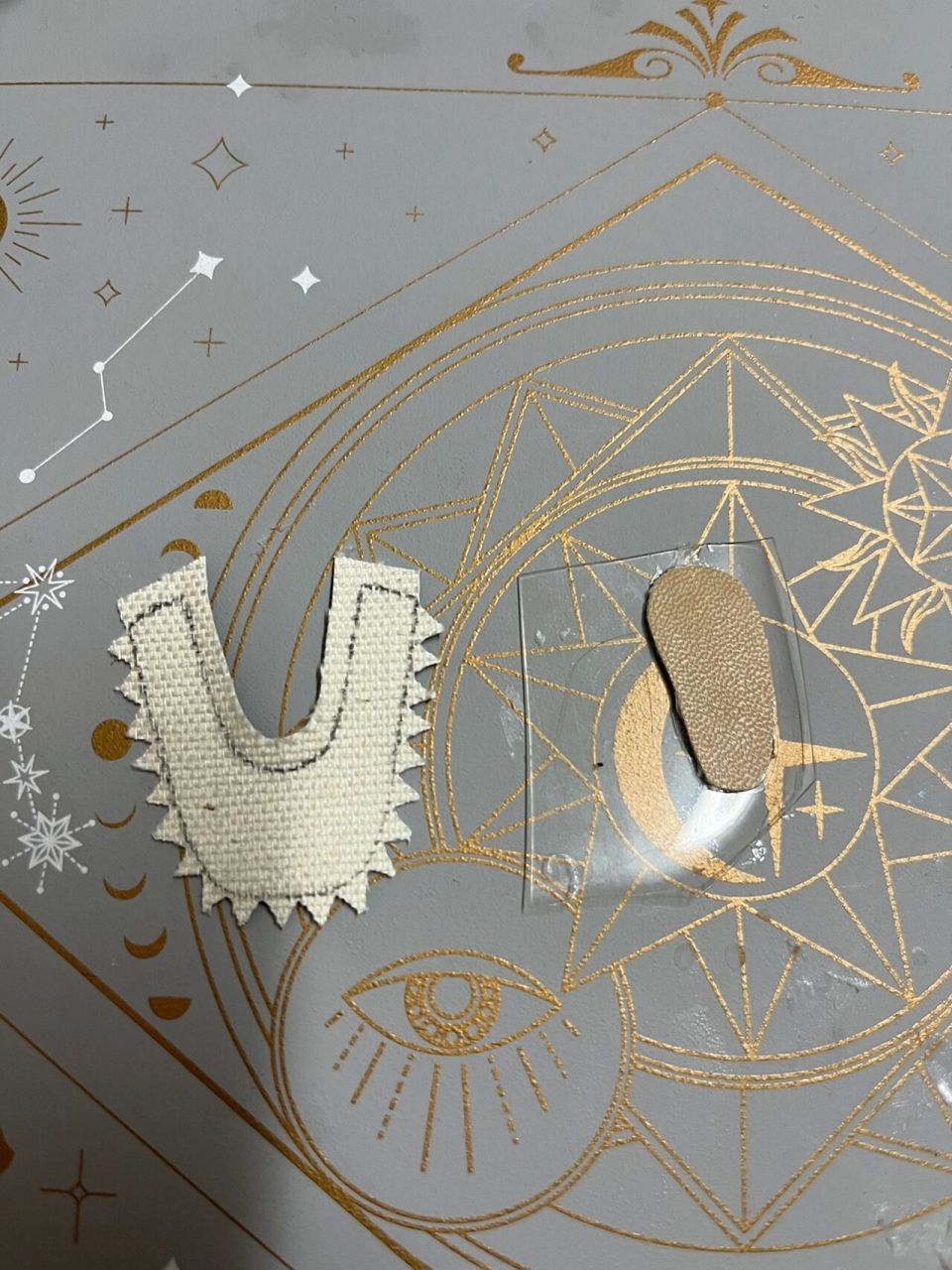 娃娃鞋教程来咯～ 图二:用保鲜膜包裹住鞋楦,美纹纸包紧鞋楦,画出鞋子