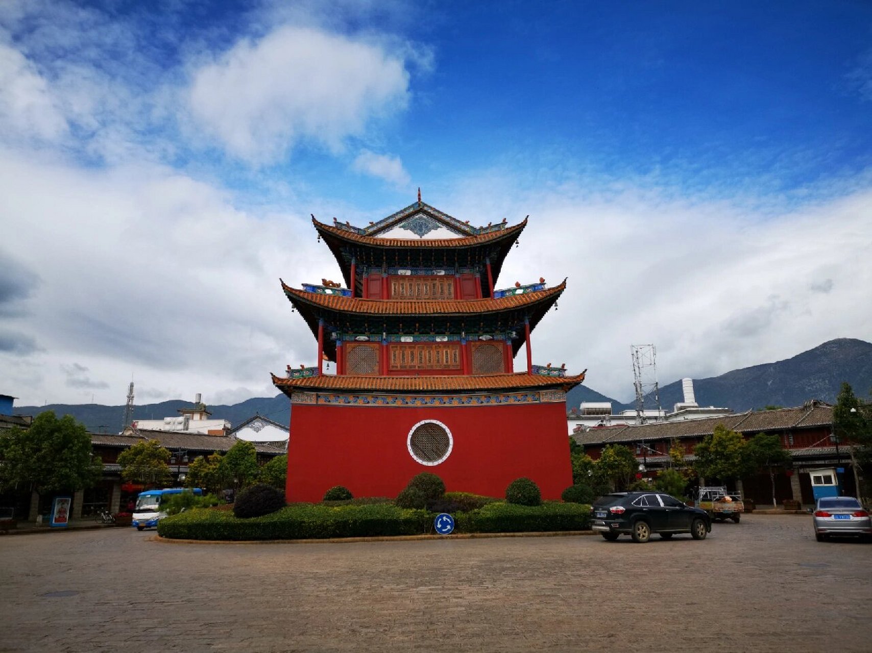 鹤庆云鹤楼 云鹤楼位于云南省大理白族自治州鹤庆县城中央,古称安丰楼