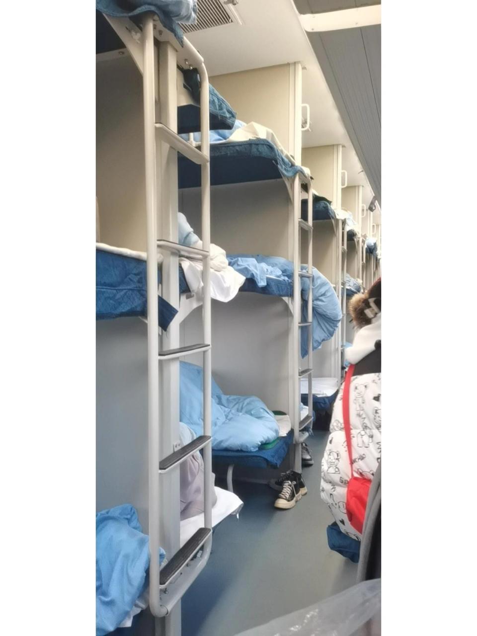 我才知道硬软卧的区别不是床的软硬 硬卧三层头都抬不起来还不如硬座