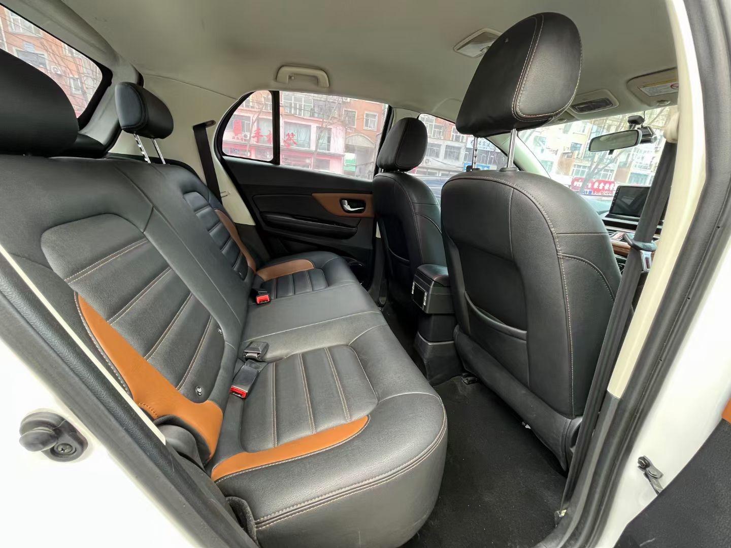 5排量自动挡,配置丰富 真皮座椅 原车导航影像,车况精品,双色内饰非常
