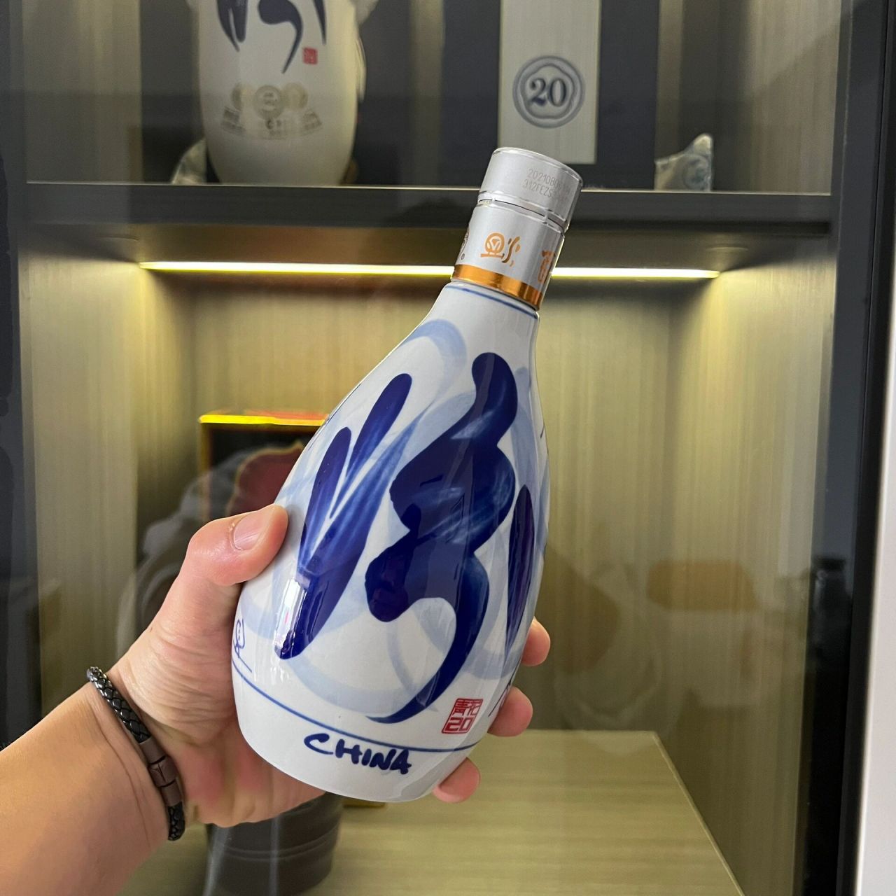 首先汾酒青花20品鉴酒的质量和原装酒没什么区别,包装上普通酒一般有