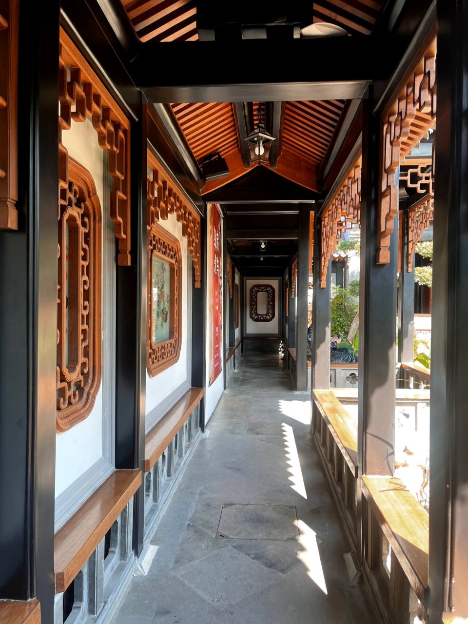 中式设计元素:长廊98长廊回环,小桥流水 长廊是古建园林中重要的