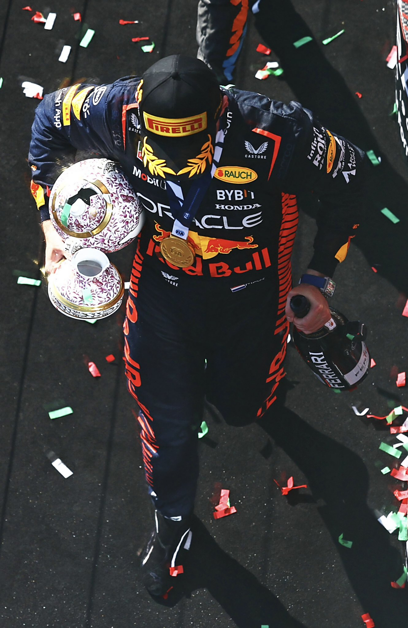 维斯塔潘带着破碎的奖杯离开[笑哭].96  2023f1匈牙利大奖赛f1