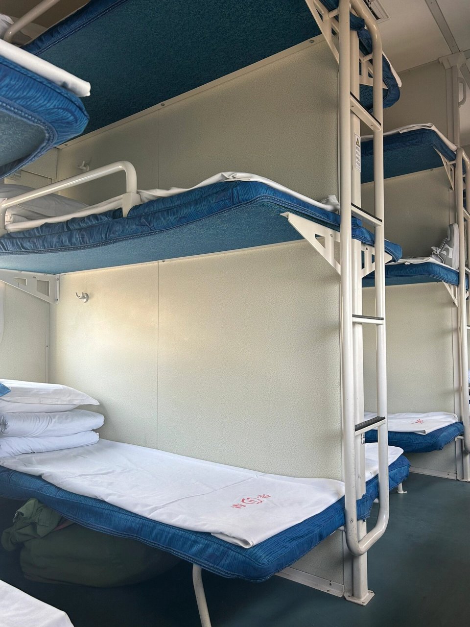 火车硬卧图解‼️ 下铺还不错,可以坐起身.