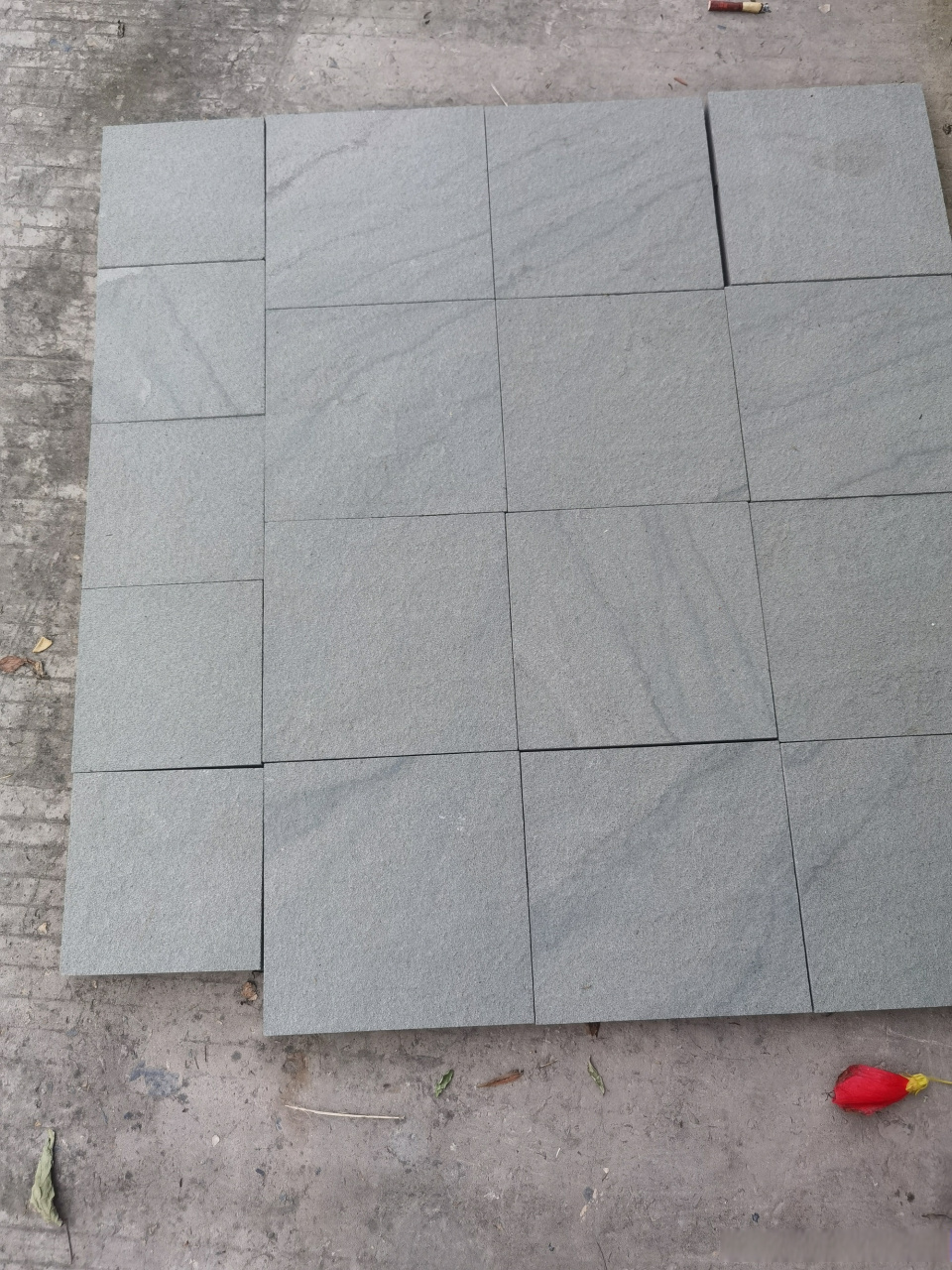 四川砂岩颜色丰硕,其中储量最大,应用最广泛之一的绿砂岩,也叫青石.