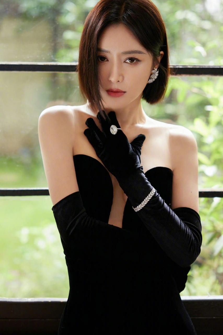 白玉兰颁奖 今晚白玉兰秦岚黑色礼服好美啊,姐姐气质太绝了[期待]