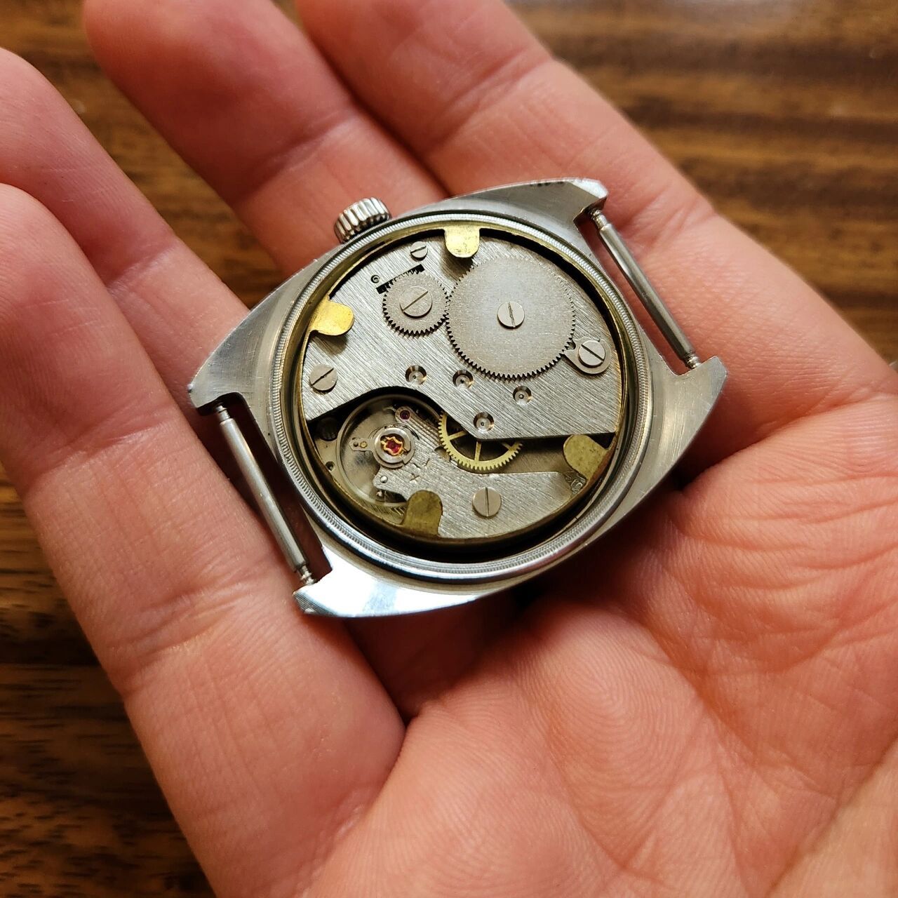 南京手表厂 钟山牌手表 70年代末生产,鱼鳞花纹盘面,品相完好无硬伤.
