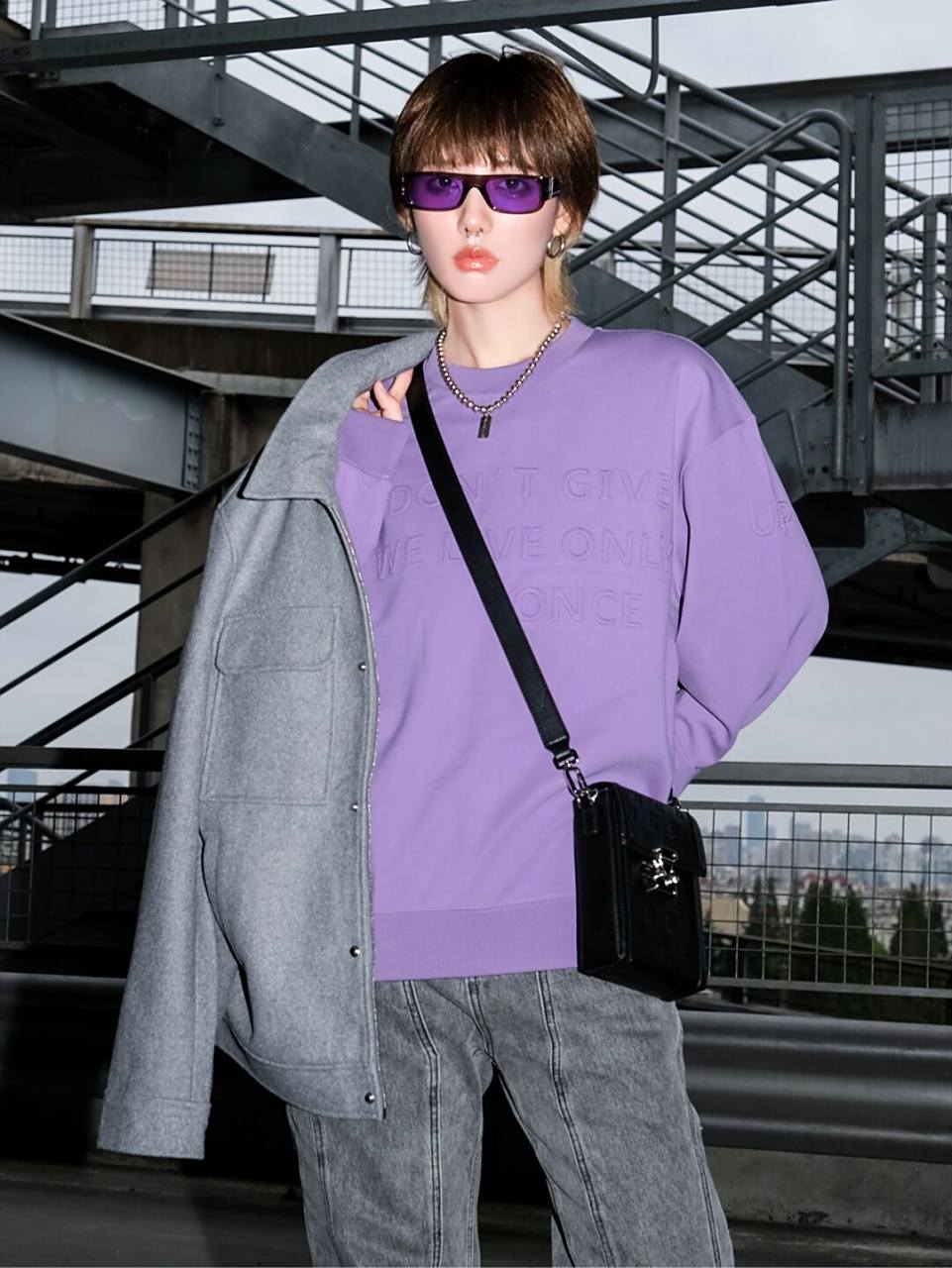 质感灰色外套77亮眼紫色卫衣内搭 街头中带着和谐的小高级感01