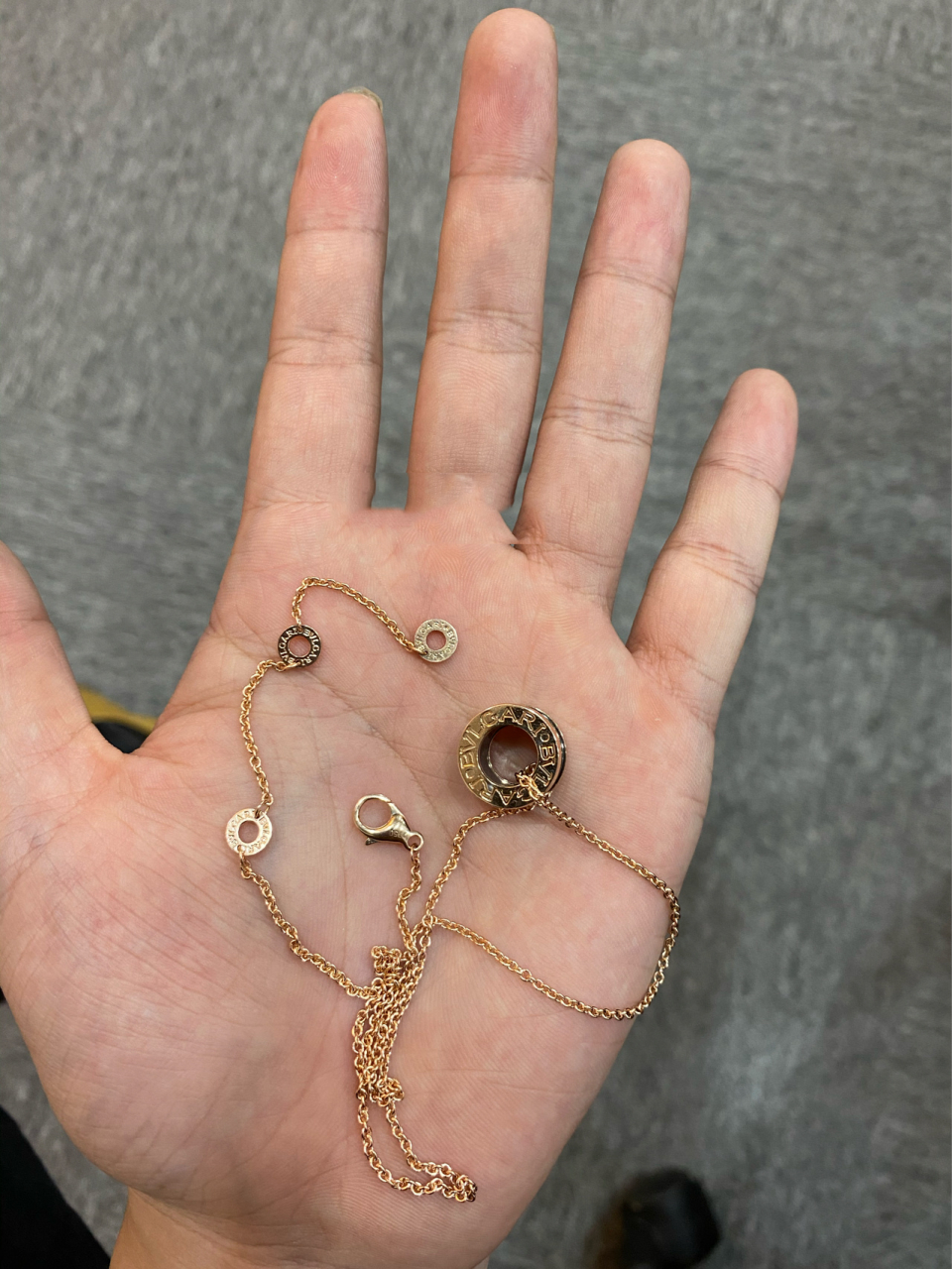 宝格丽项链戴法小科普 正确戴法:应该把扣子扣在链条上面并不是扣在