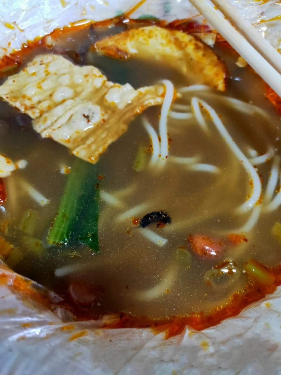 救命,螺蛳粉里吃出个超大号虫子 (向右划看虫子,建议正在吃饭的友友不