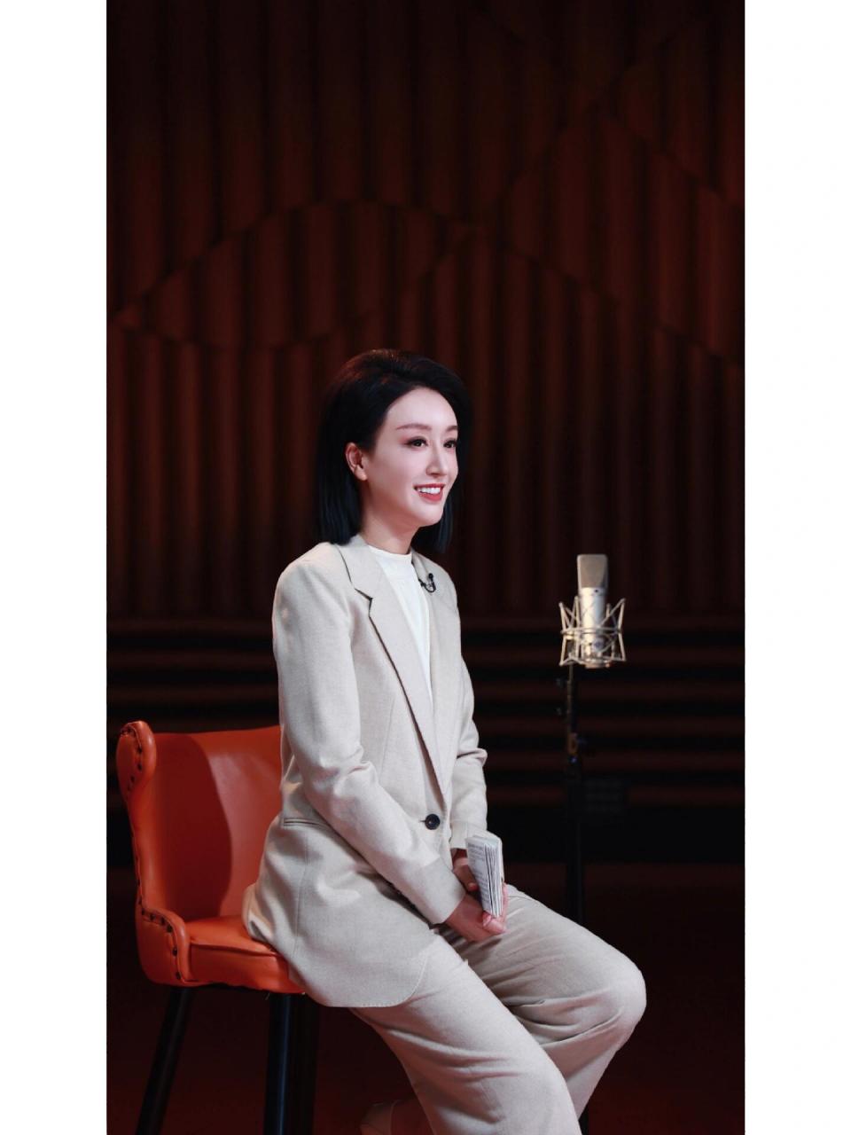 袁昕星 优雅知性的浅沙色中和硬朗 挺括简洁的的廓形线条极具气场