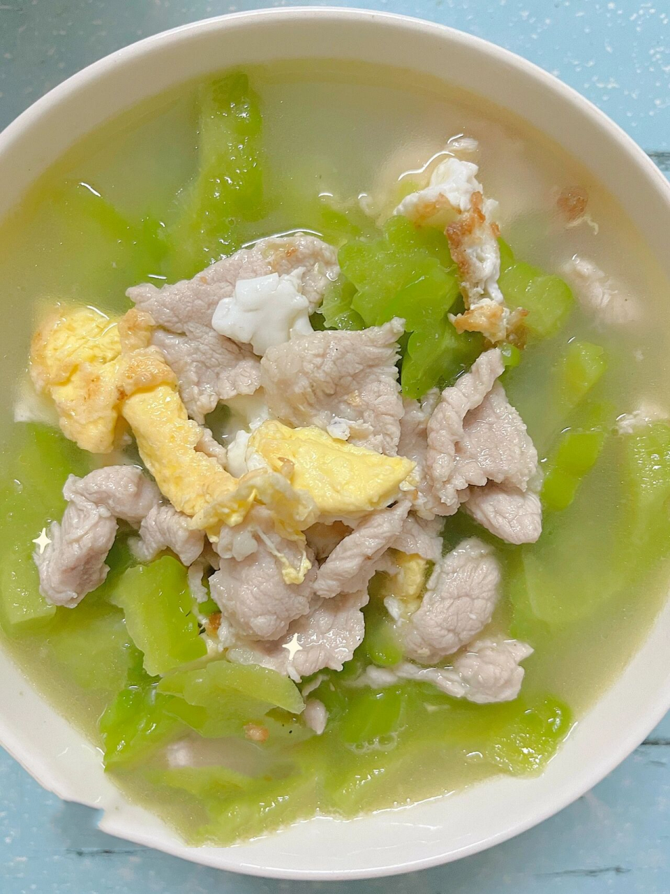 真的太爱吃苦瓜了关键这个汤也不苦 所需食材: 苦瓜1根 鸡蛋1个 瘦肉