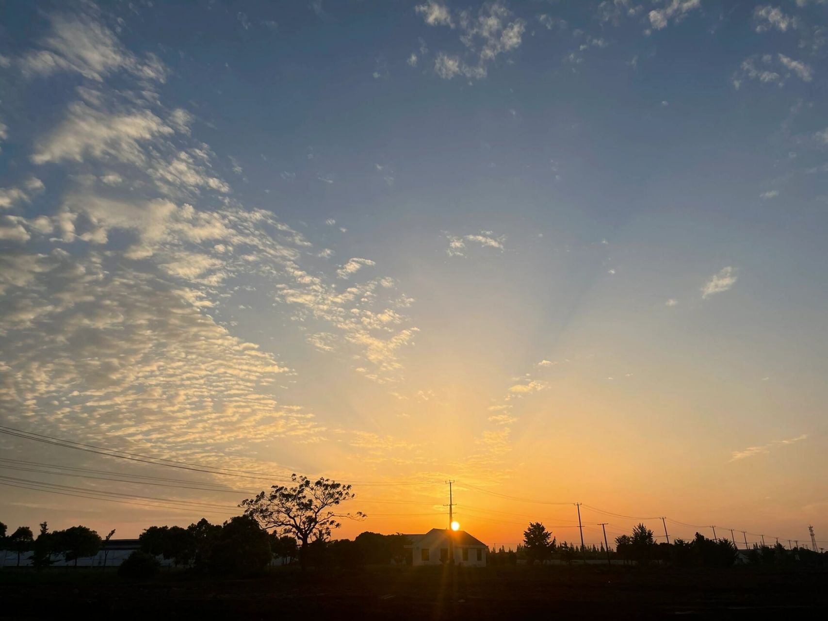 崇明岛日落夕阳95 崇明岛傍晚六点的夕阳太美了95蛋黄色的天空太