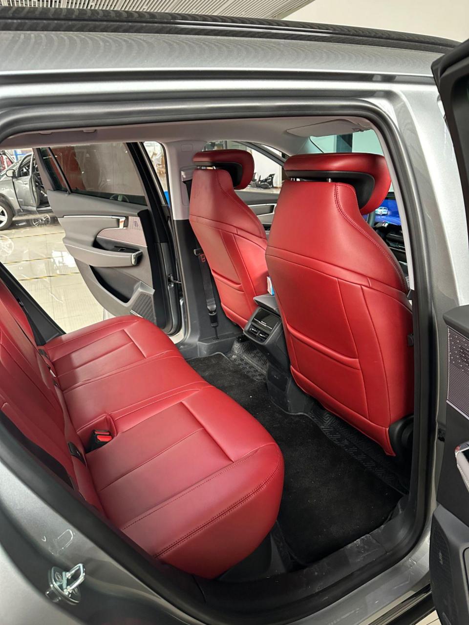 别克e5原车座椅织布改波尔多红真皮座椅完工
