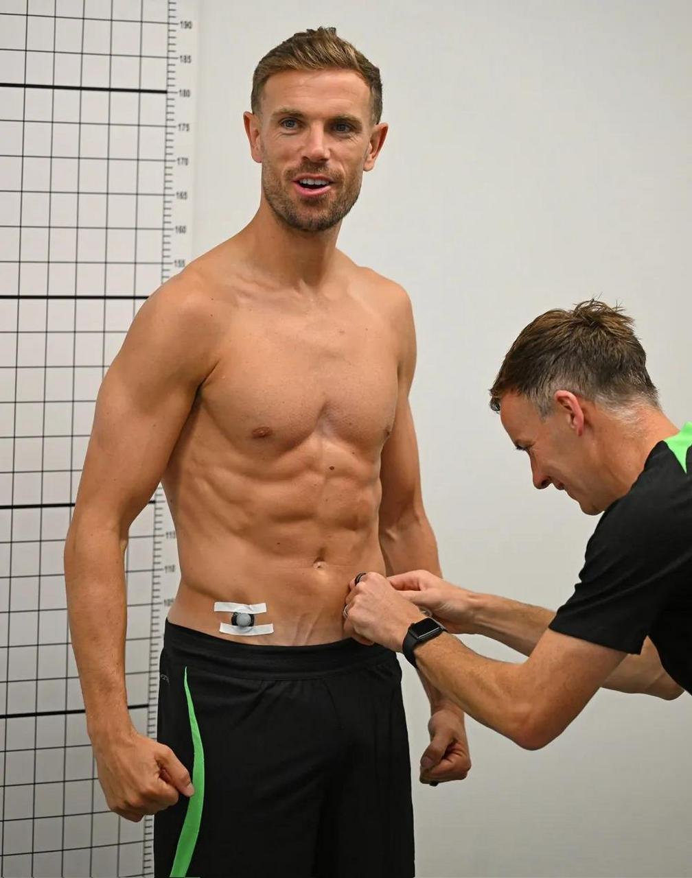 为什么jordan henderson身上有这个类似血糖检测仪的东西,他有糖尿病