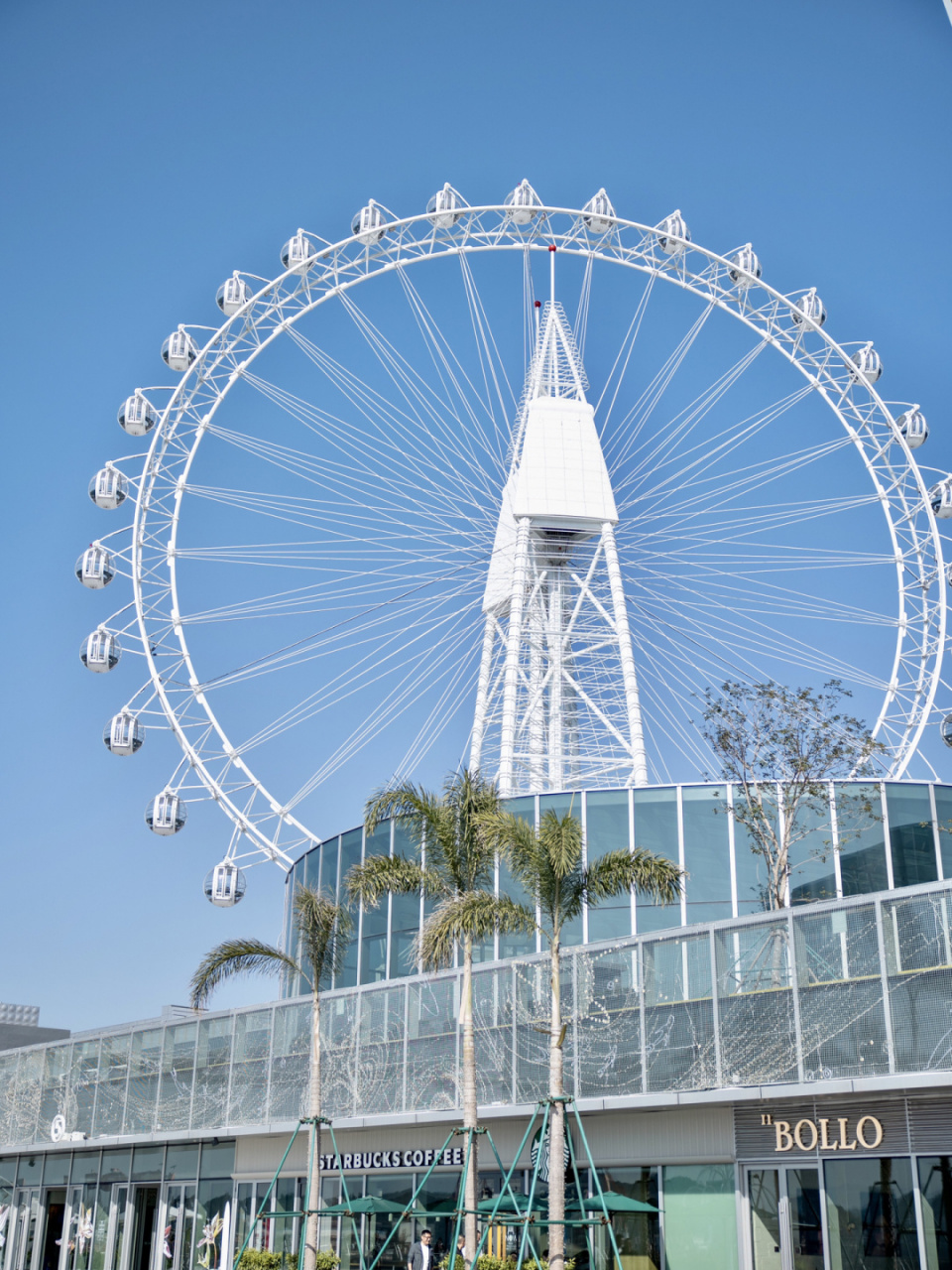 厦门|海上世界摩天轮合影机位92 纯白摩天轮和厦门的蓝天适配度是