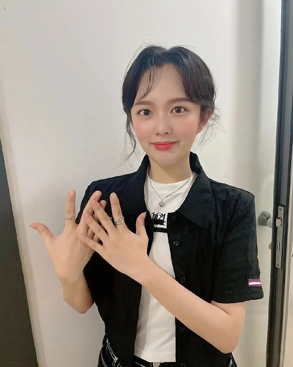 《黑暗荣耀》少年文东恩,郑知晓.  图1是最近首尔时装周的生图.