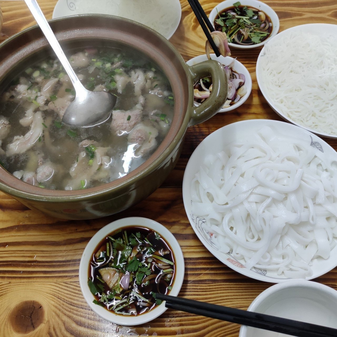 冬日暖胃八刀汤97 八刀汤是广东紫金的一道特色客家菜,有猪身上最