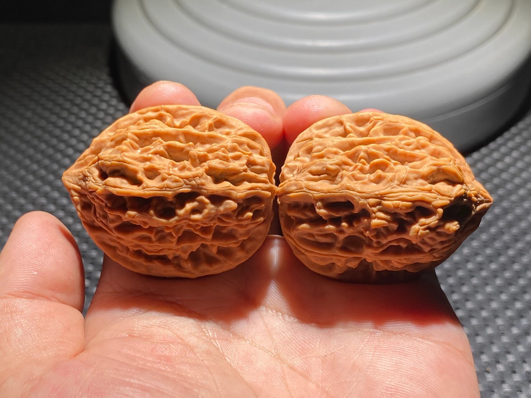 今天给大家介绍下(鸡心核桃) 鸡心核桃呢,核如其名,跟鸡心长的类似.