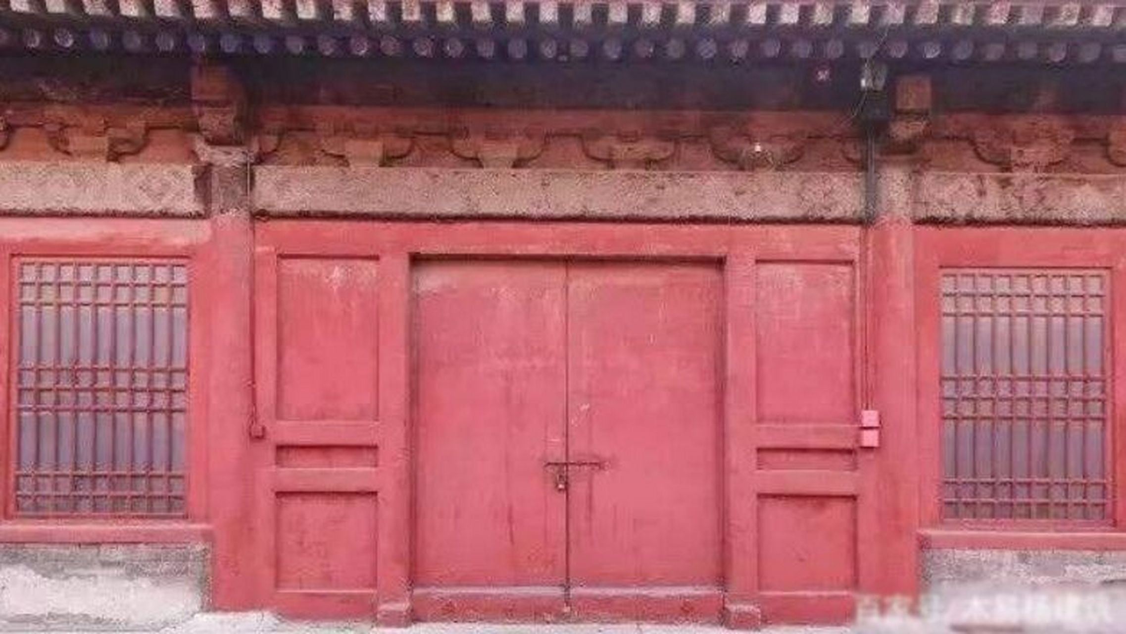 中式建筑知识:板门与棋盘门 板门就是以像板一样的门扇,门扇是不通透