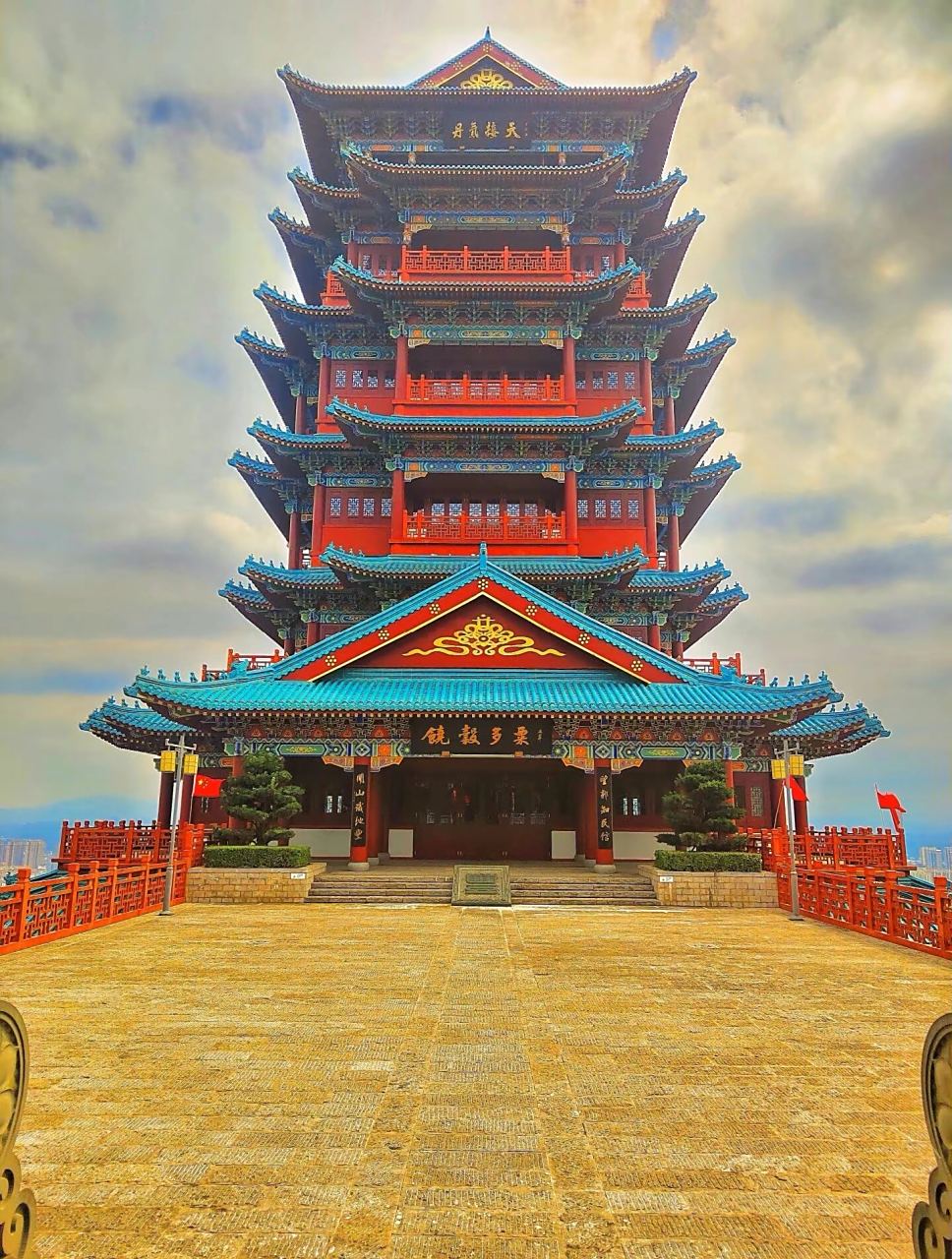 信丰阁 不飞则已,一飞冲天; 不鸣则已,一鸣惊人.