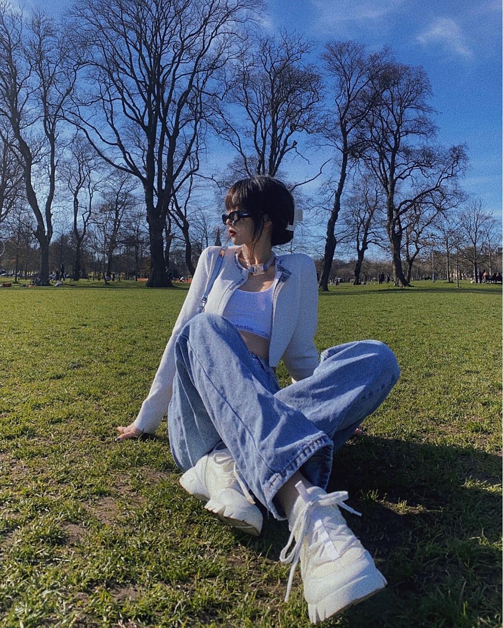 09辣妹草地拍照姿势大全(附滤镜 春天去公园拍照不知道摆什么姿势的