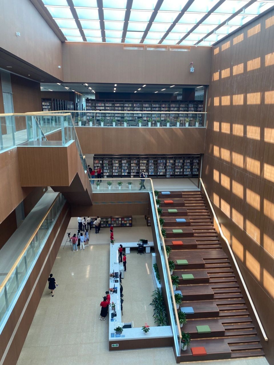 原来中央图书馆是真的位于丽湖校区的中央! 不愧是深大,牛的