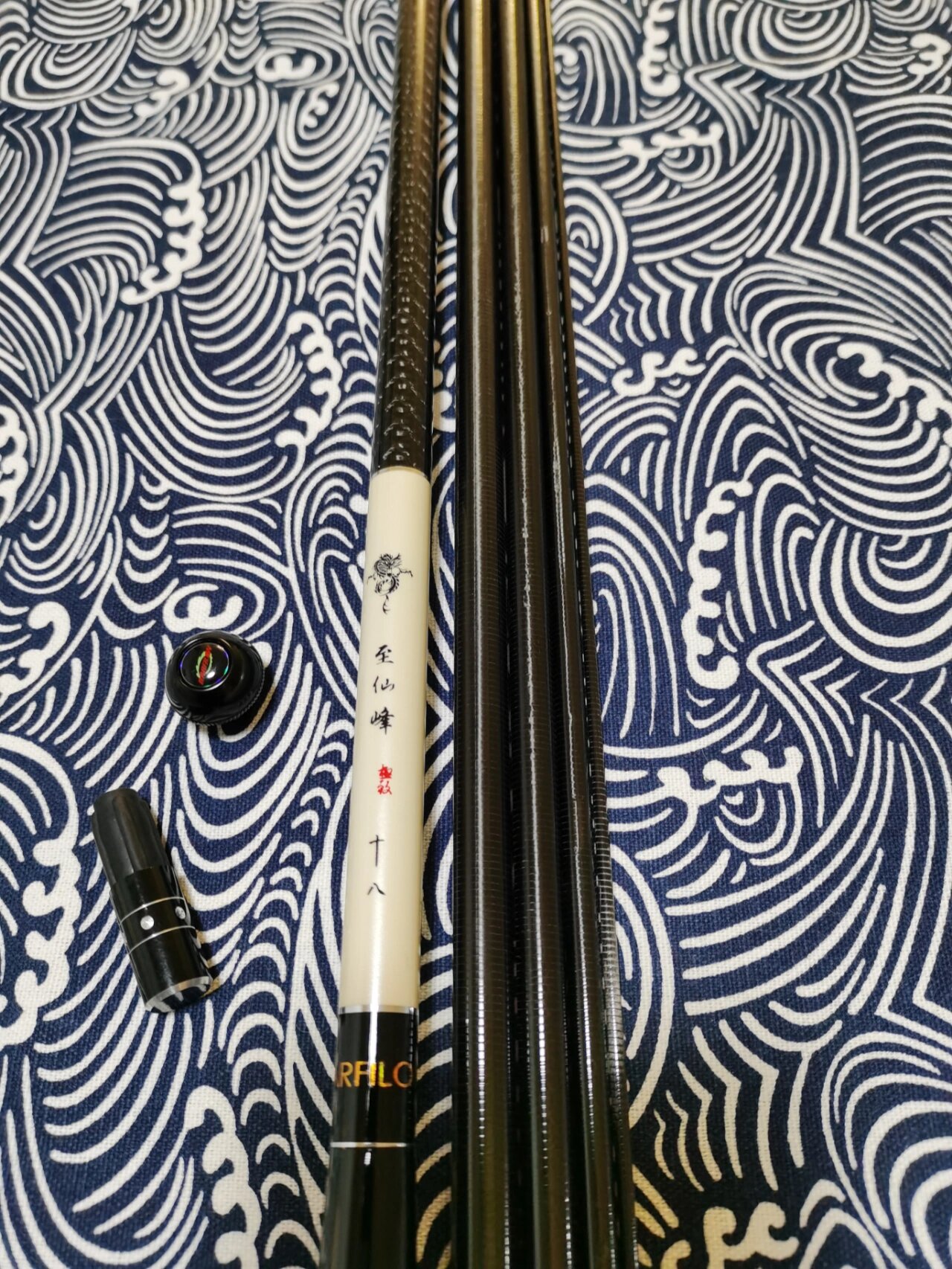 个人认为至先锋是宝飞龙鲫鱼竿中最漂亮,做工最好的一款,也是唯一有5.