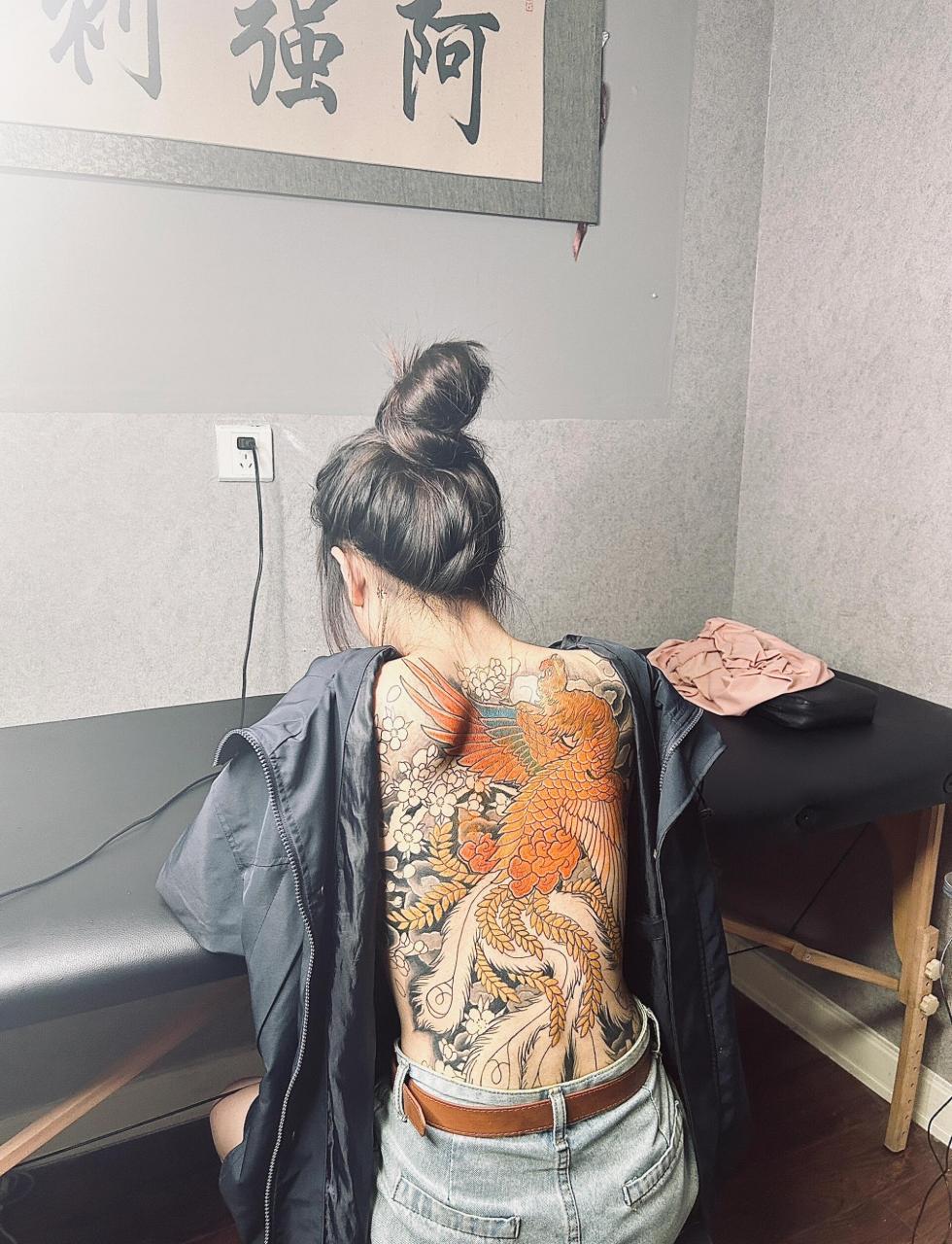 满背凤凰 纹身只是兴趣爱好 天天开心才最重要