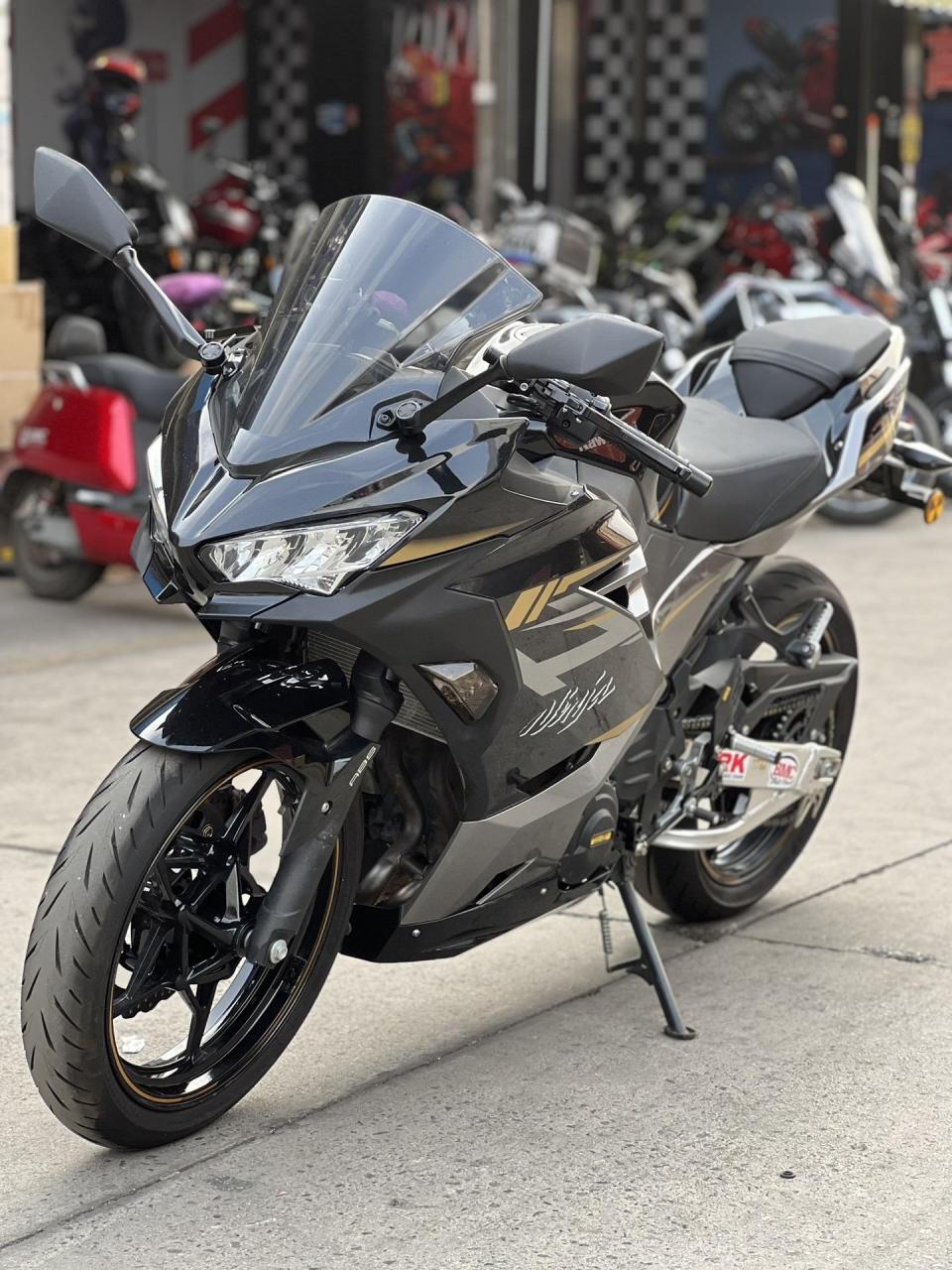 22年川崎ninja400 改装赛用铝合金倒叉后摇臂 s22轮胎 增高脚踏 分离