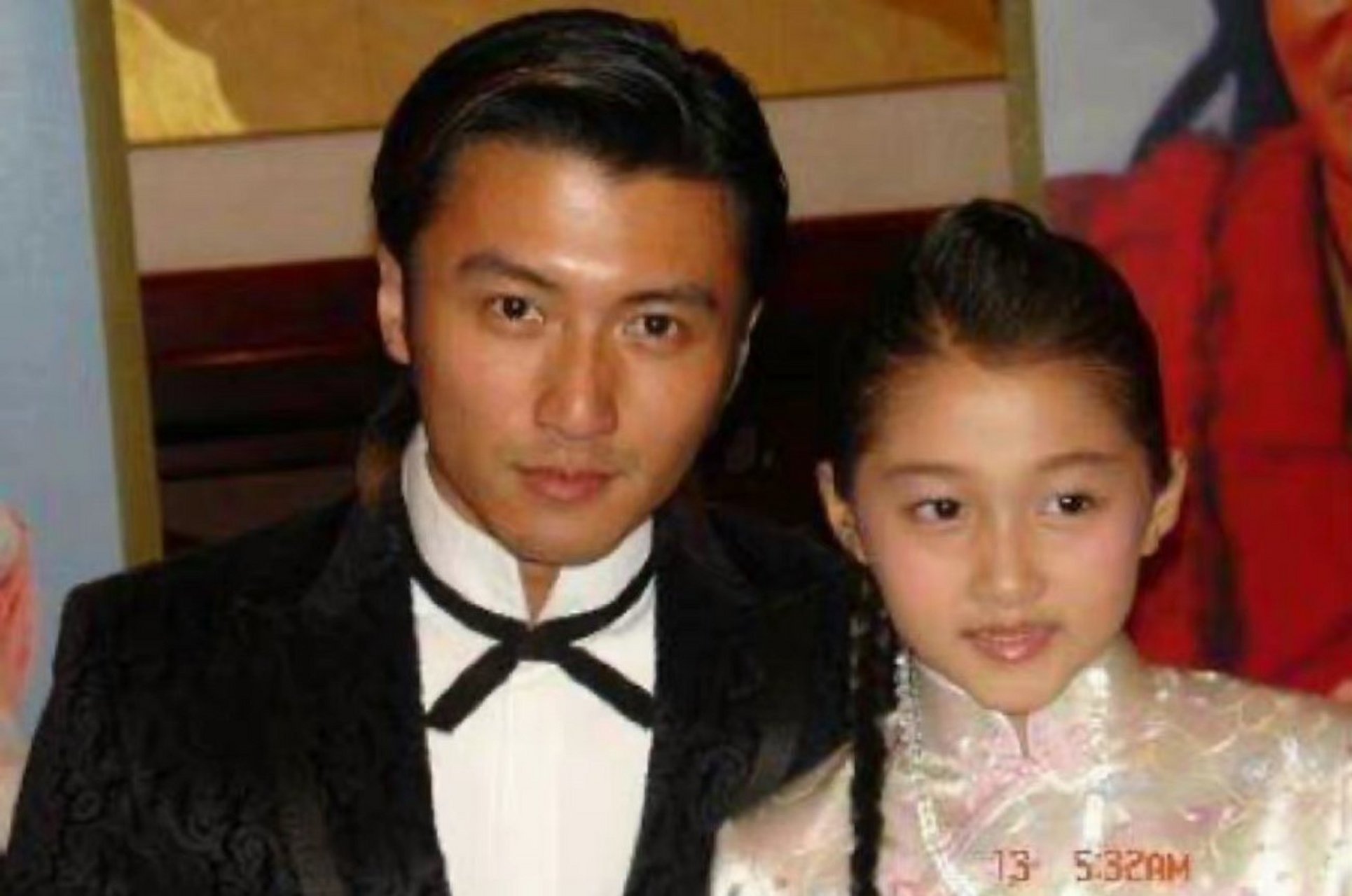 谢霆锋关晓彤金鸡同框,两人之前合作过《无极》,这么多年谢霆锋一点没