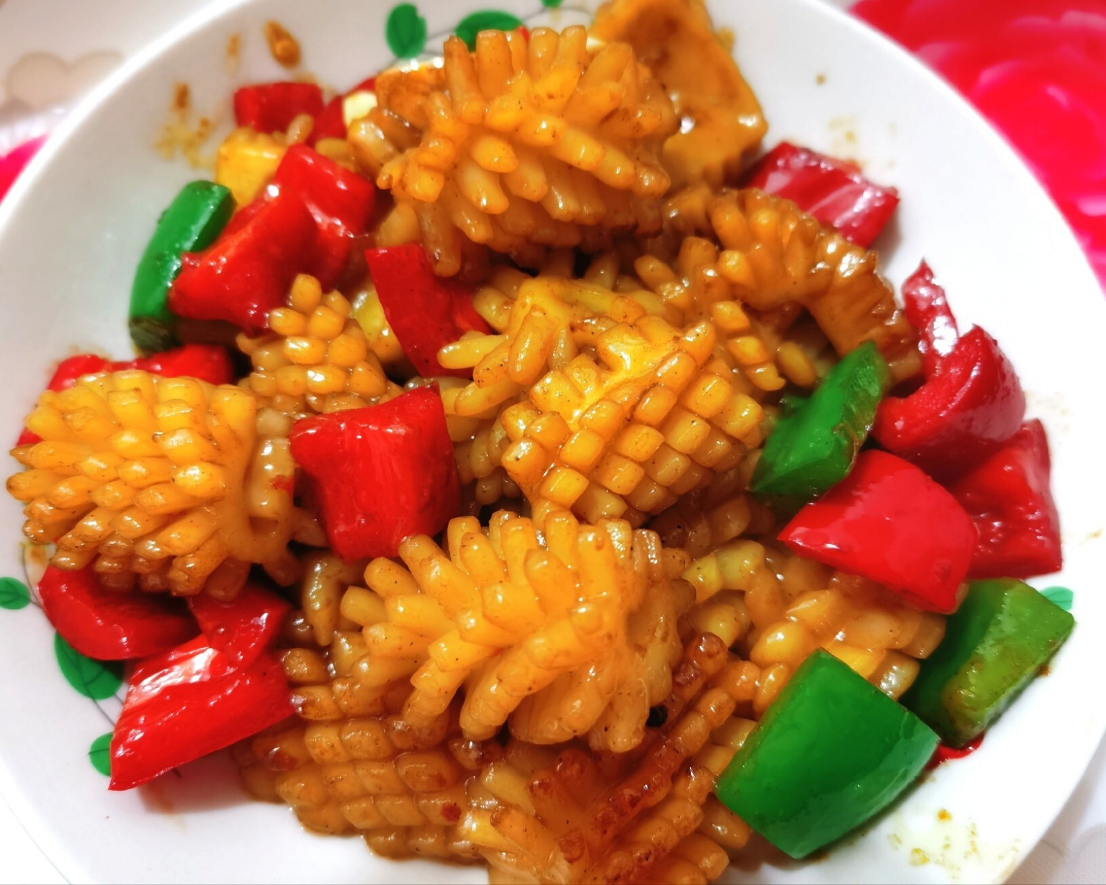 超好吃的爆炒鱿鱼花 1,300g鱿鱼花解冻,锅里放热水,一勺料酒,三个老