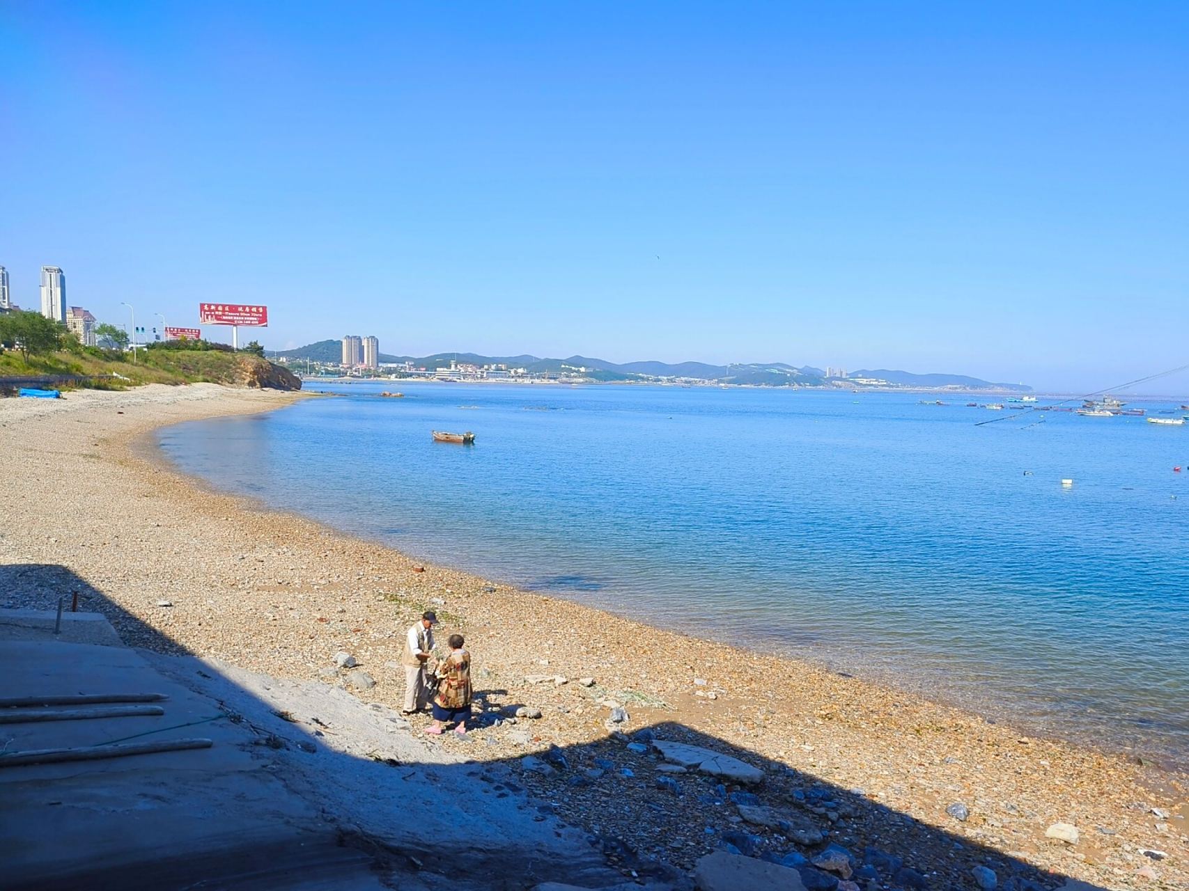 大连海边可以买海鲜-旅顺口区盐场 这个海边有个海鲜市场,是以前渔民