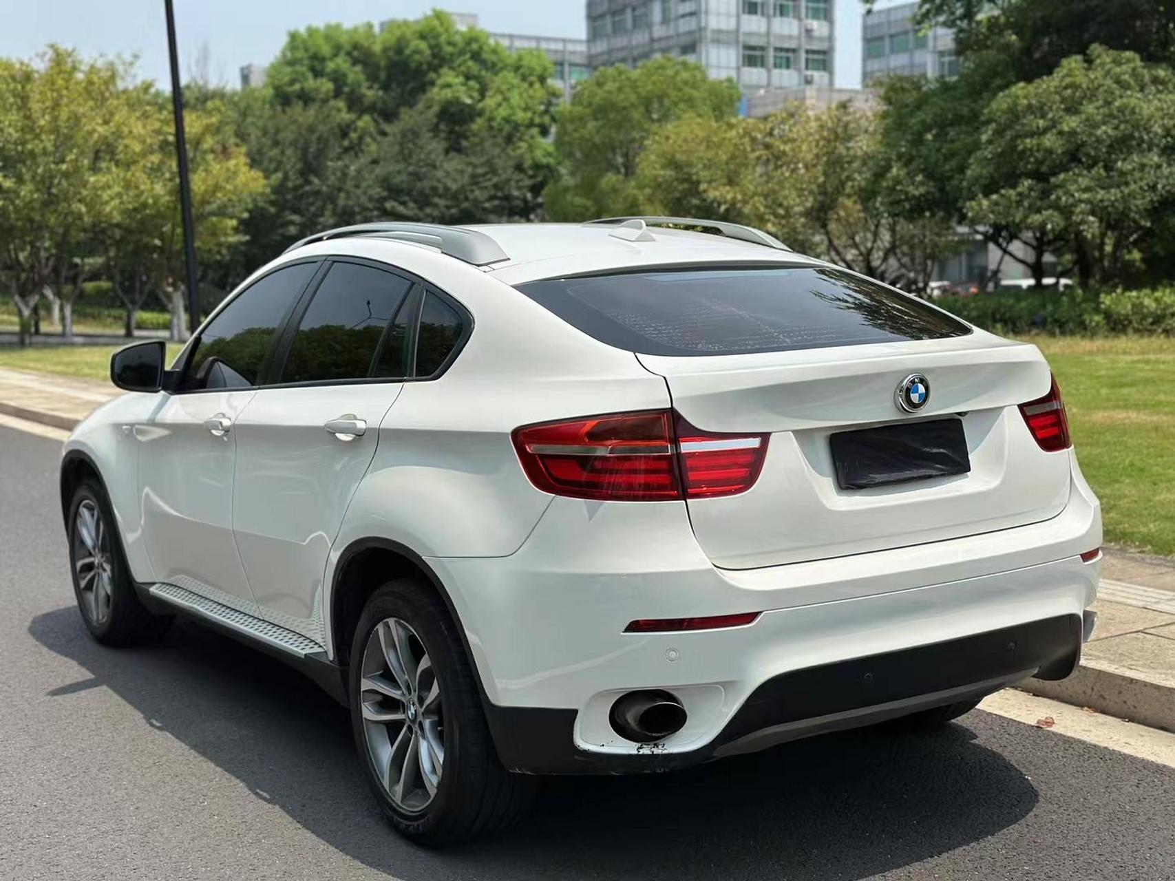 宝马x6 xdrive35i 豪华型,白色外观/棕色内饰,3.