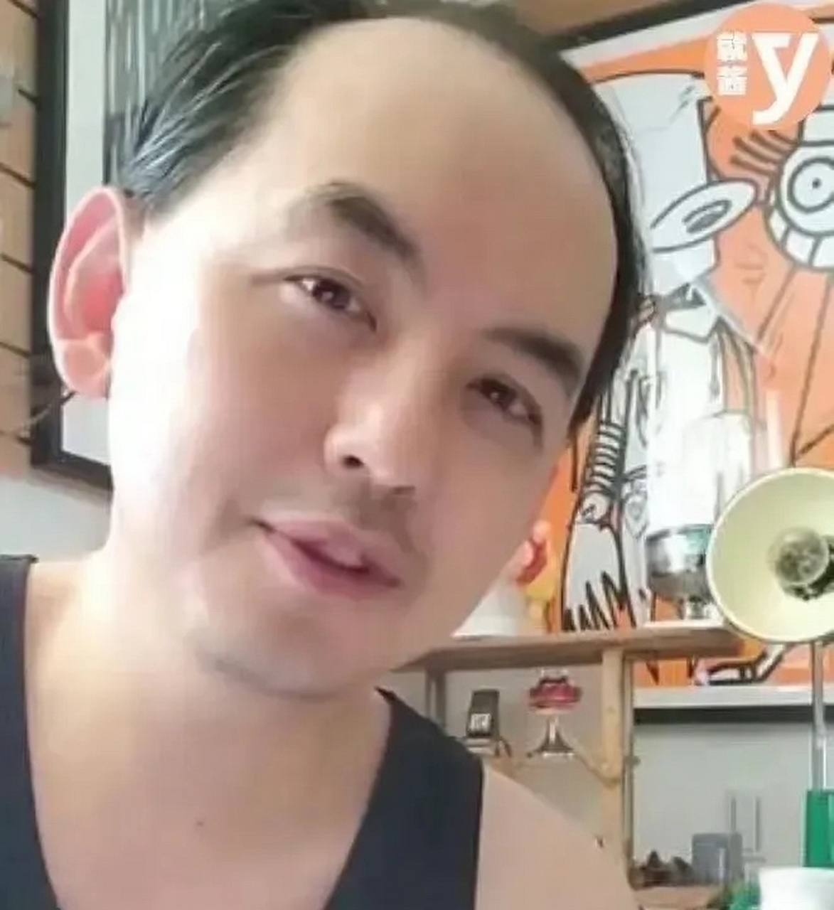 原来黄子佼一直都是戴假发的啊