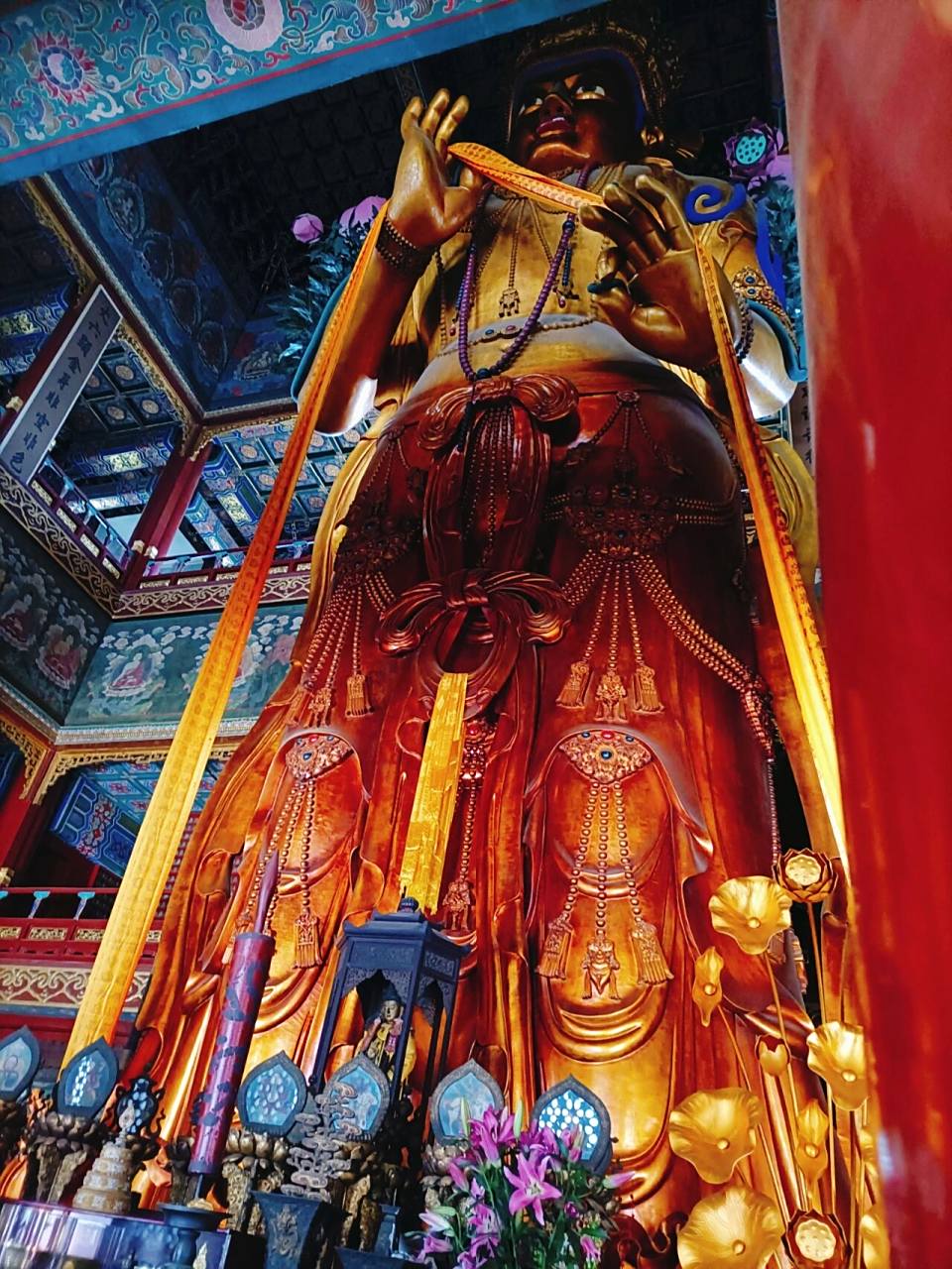 北京雍和宫里,有一尊十八米大佛像.