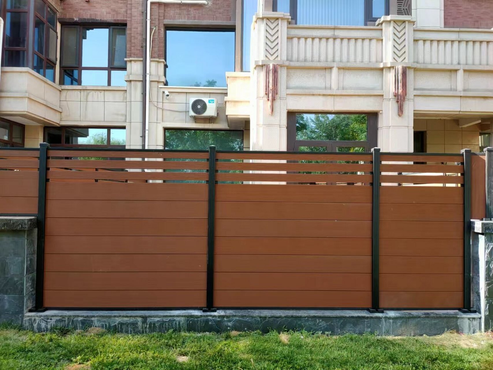 超有颜值的塑木栅栏来了 最近问前后院围栏栅栏的很多,分享一下之前