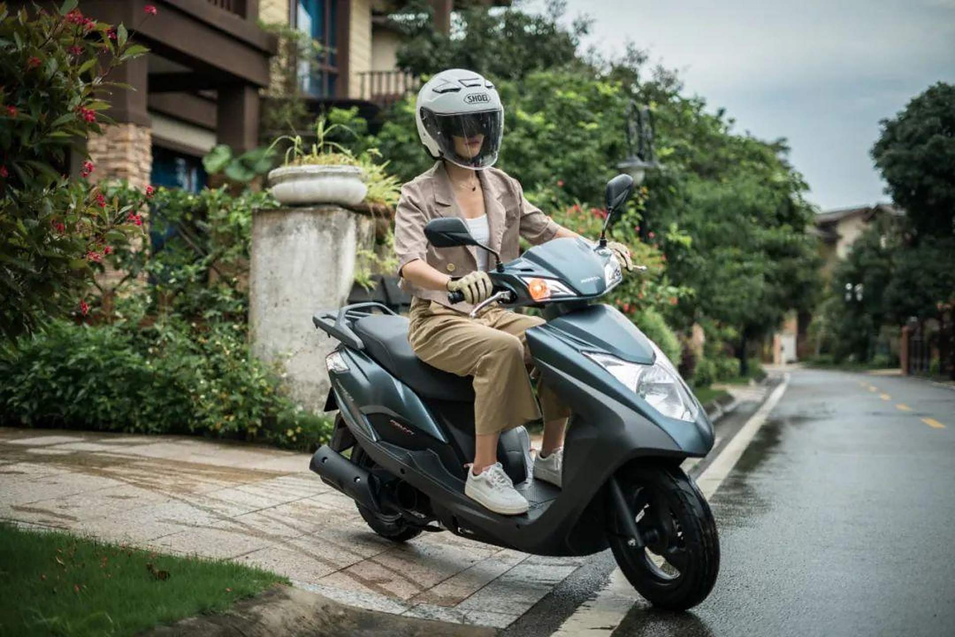 今天我给大家介绍一款新车——五羊本田新款迅鲨125.