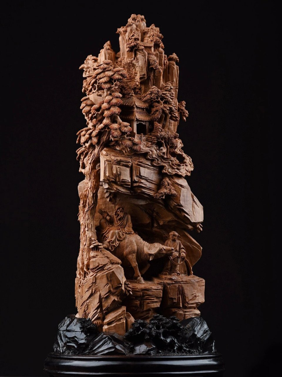 老山檀"老子出关"摆件 因材施艺,以老子出关的典故为题材,浮雕山林