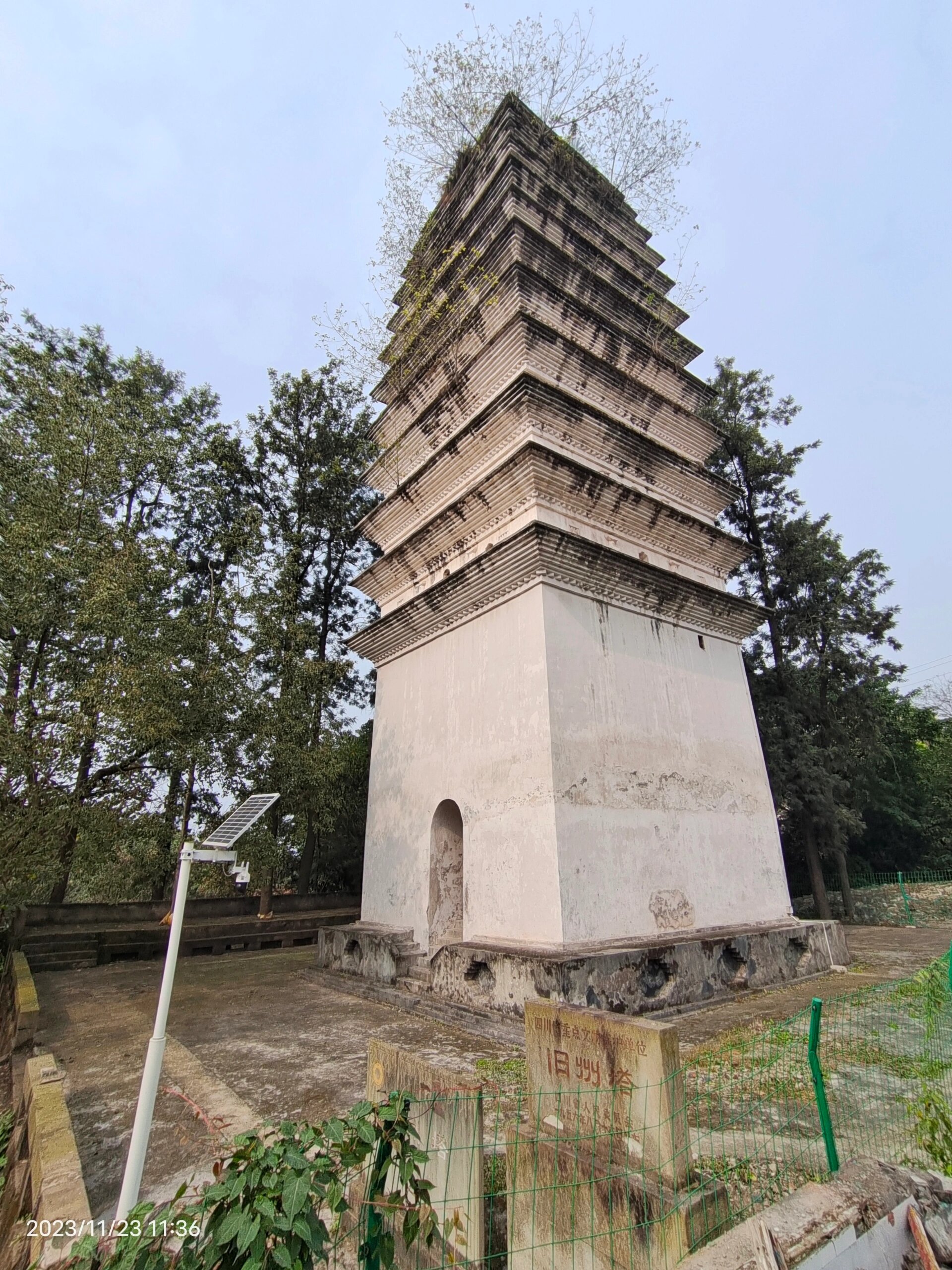 如今荒成了废墟 旧州塔,白塔,黑塔称为宜宾三塔
